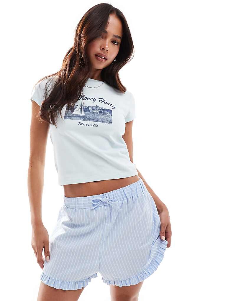 

Голубая укороченная футболка с изображением яхты ASOS DESIGN