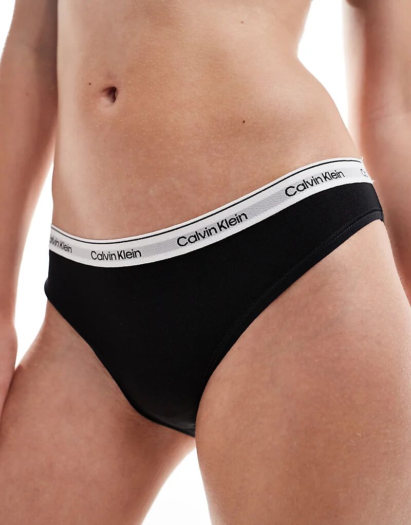 Плавки-бикини с заниженной талией и современным логотипом Calvin Klein черного цвета — фото 3