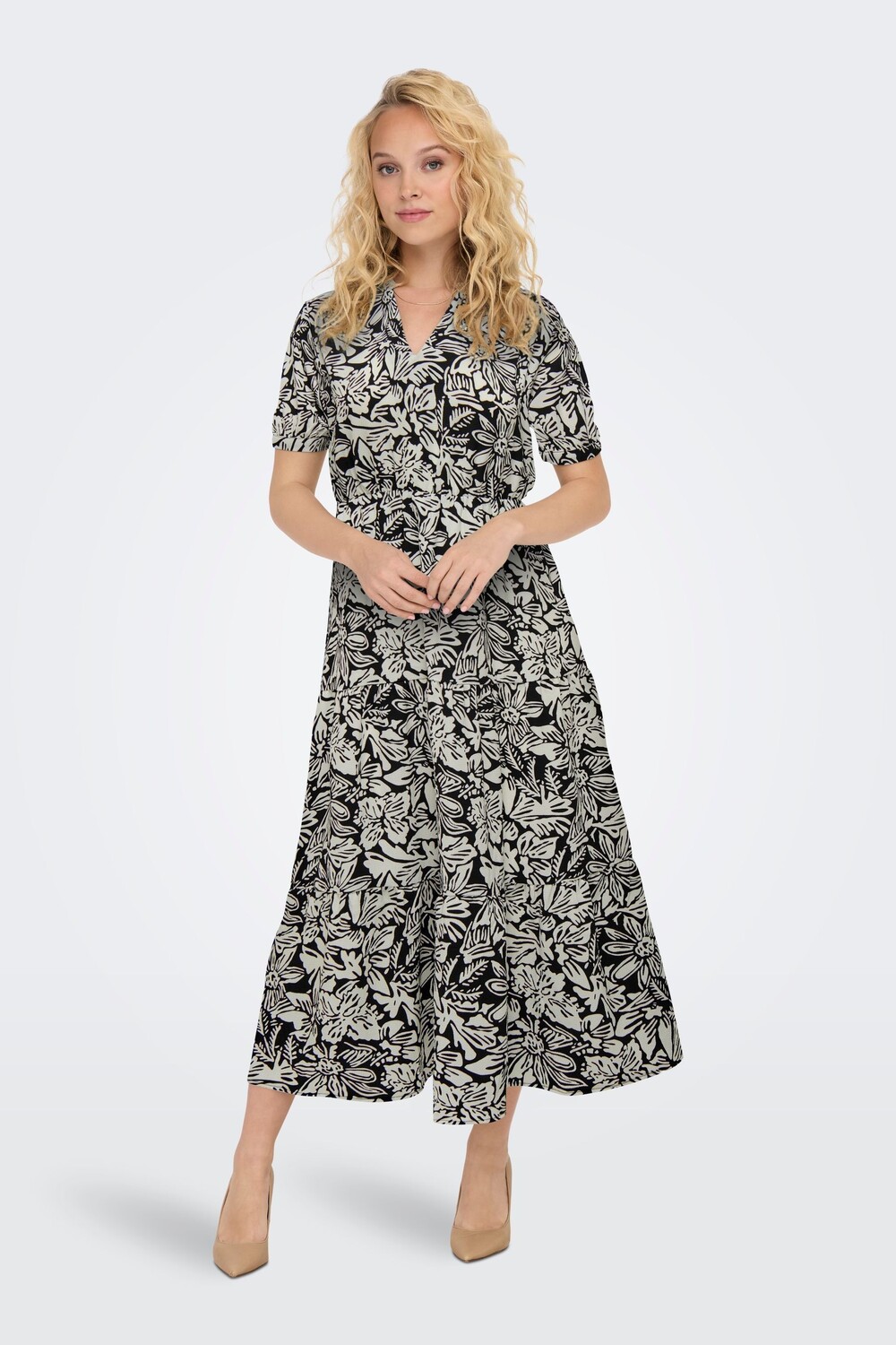 

Каскадное платье макси с узором короткими рукавами и V-образным вырезом Jdy, черный