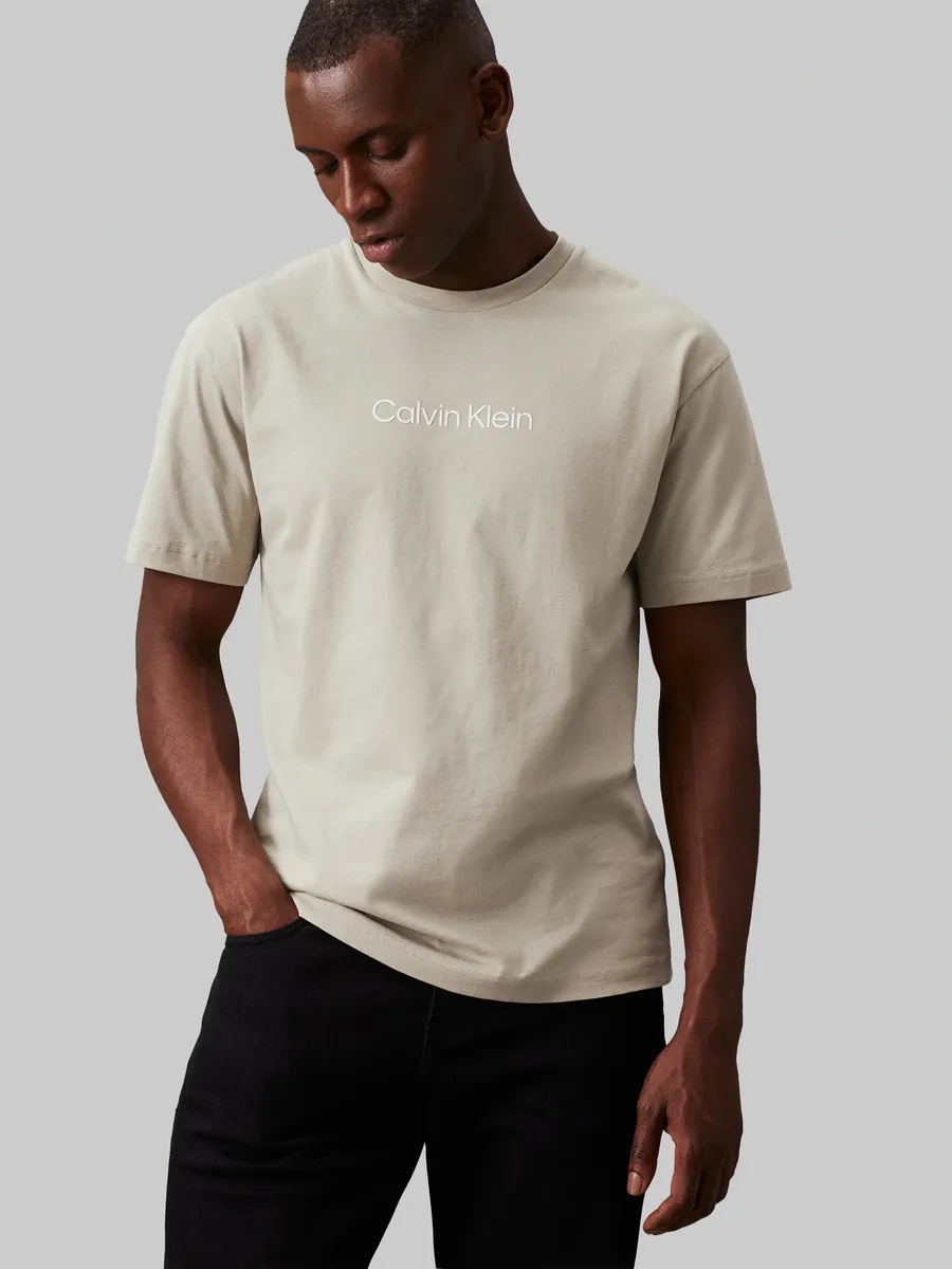 

Футболка Calvin Klein "HERO LOGO COMFORT T-SHIRT" с печатной фирменной этикеткой, цвет London Fog