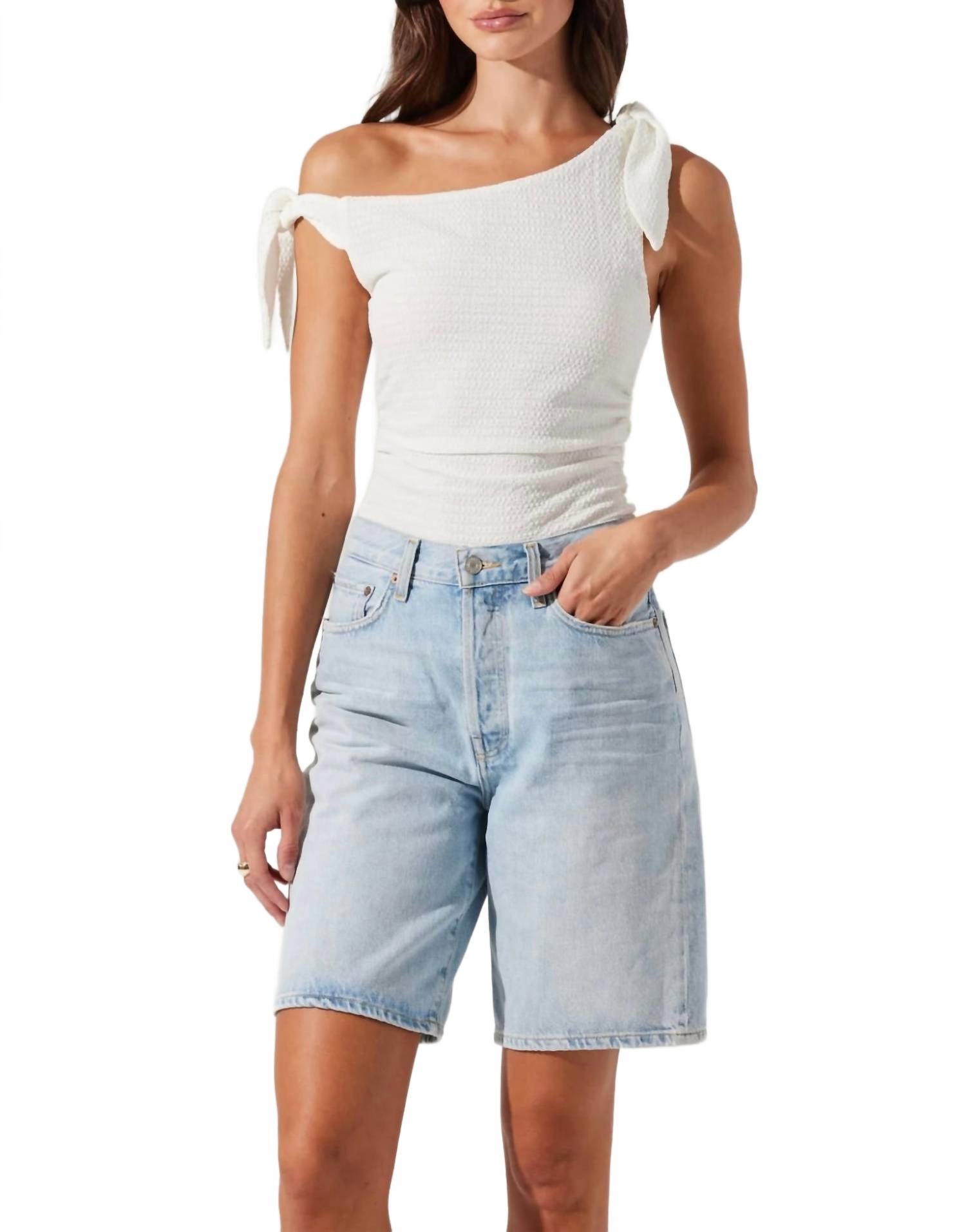 

Топ с открытыми плечами Лора Текстурированный в белом цвете ASTR