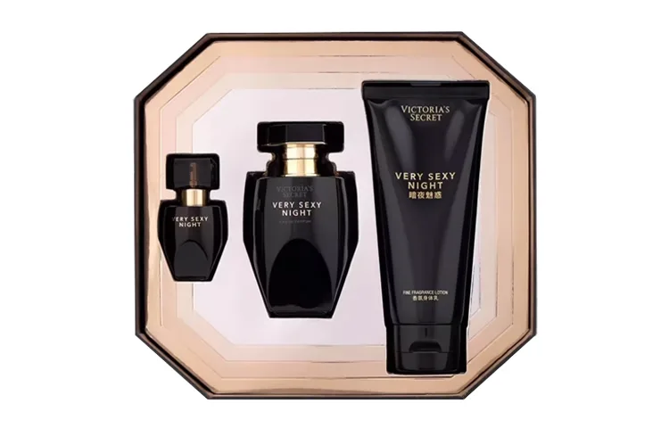 Victoria's Secret Набор духов Night Charm Eau De Parfum EDP с ароматом яблока и сливы, 50 мл + 7,5 мл + 100 мл, Dark Seductive Perfume 50ml + Mini Perfume 7.5ml + Body Lotion 100ml — фото 3