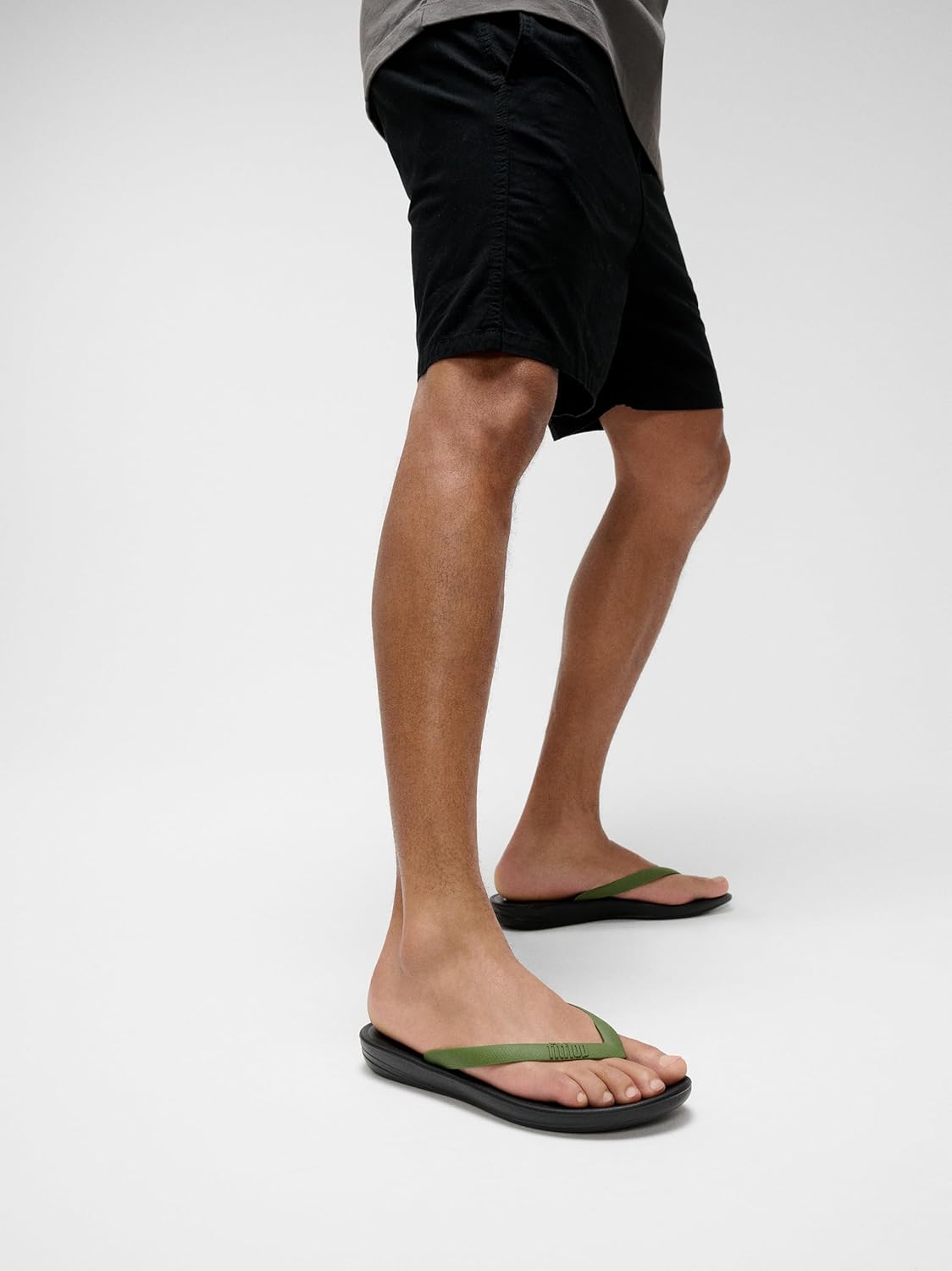 Мужские эргономичные шлепанцы FitFlop Iqushion, черный/зеленый — фото 2