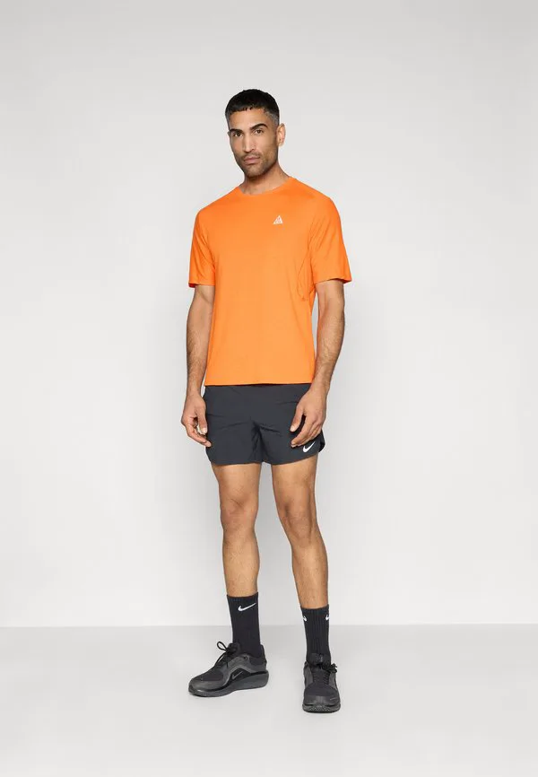 Спортивная футболка solar chase Nike Acg, Safety Orange/Summit White — фото 2