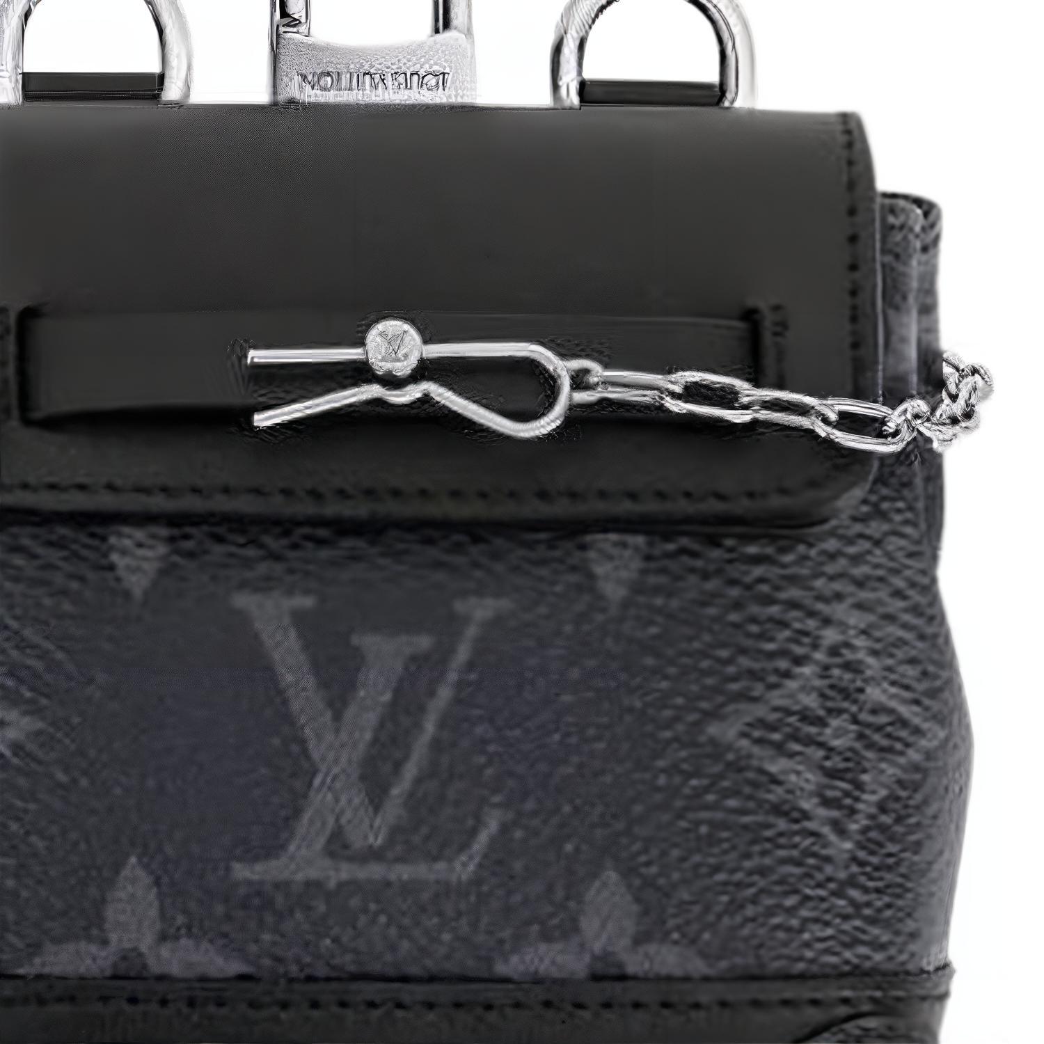 Сумка-мессенджер мини мужская черная LOUIS VUITTON из парусины с паровой пропиткой и кожаными деталями с подвесными мешочками для хранения — фото 4