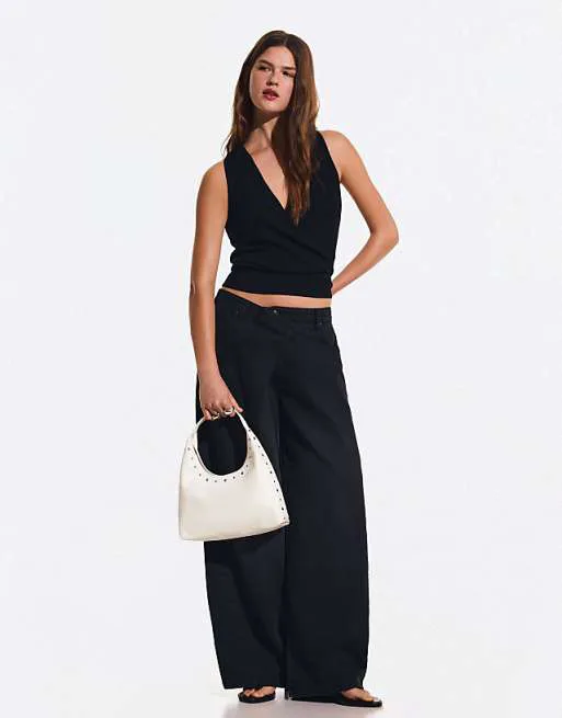 

Сумка-ведро цвета экрю Bershka с эффектом кожи с заклепками