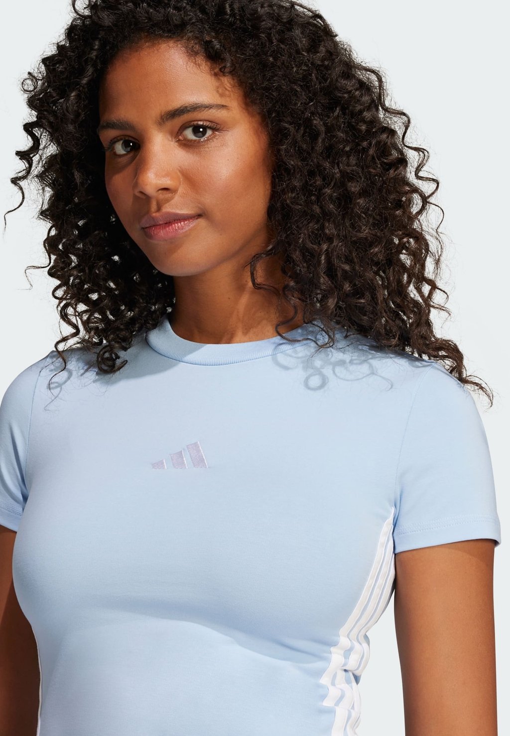 Футболка с принтом ESSENTIALS 3 STRIPES SLIM BABY adidas Sportswear, светло-голубой — фото 3