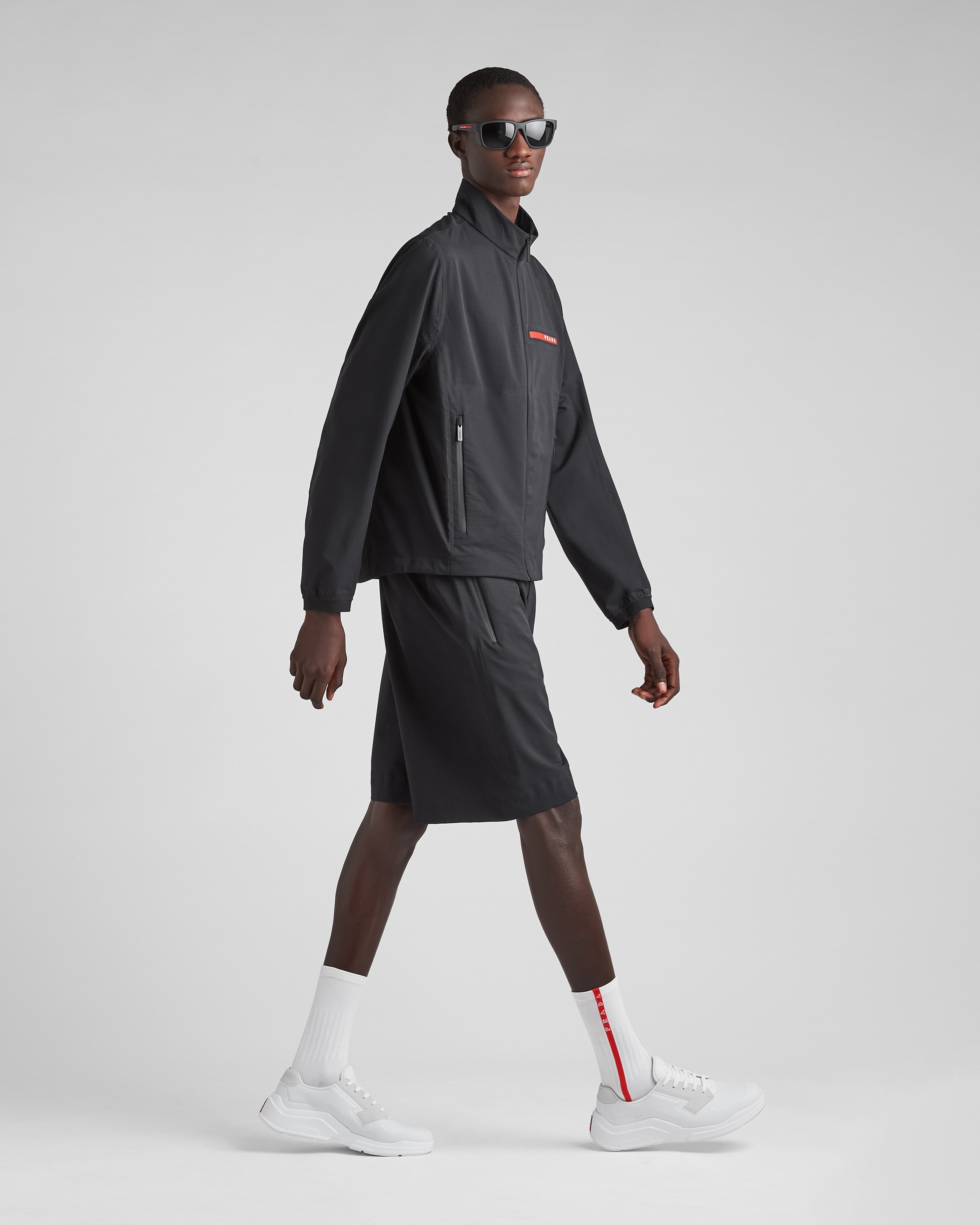 Легкие бермуды из би-стрейчевой ткани Prada, черный — фото 3