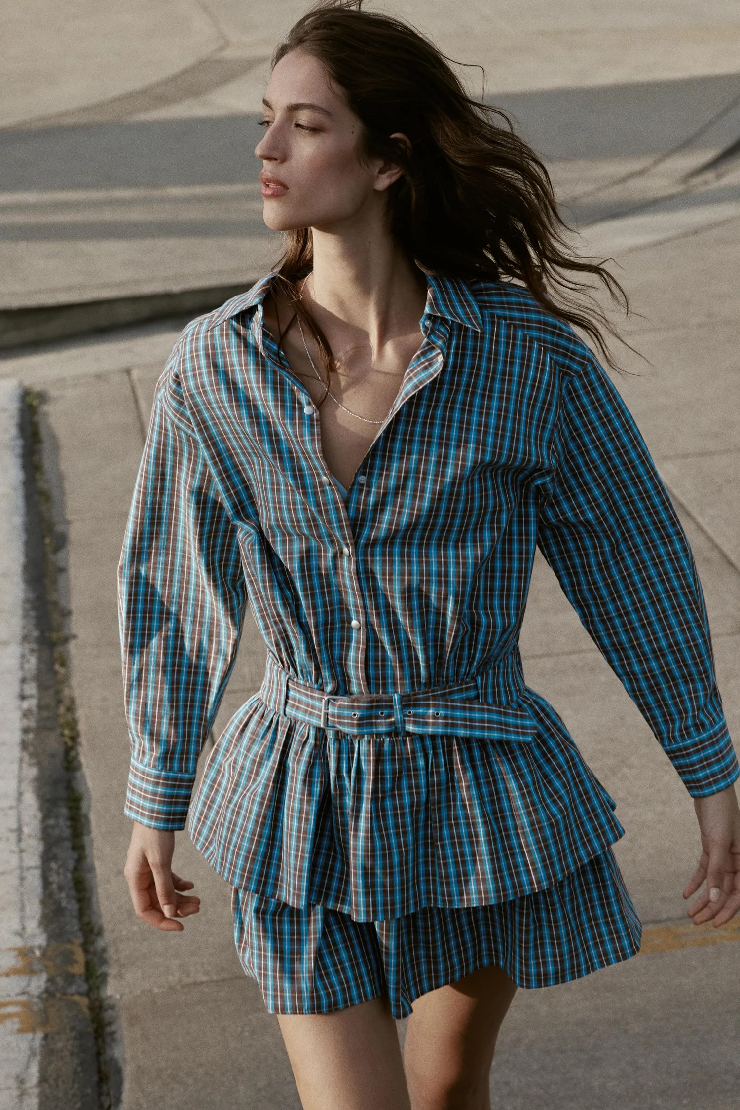 Короткое клетчатое платье с поясом и оборками Zara, коричнево-синий