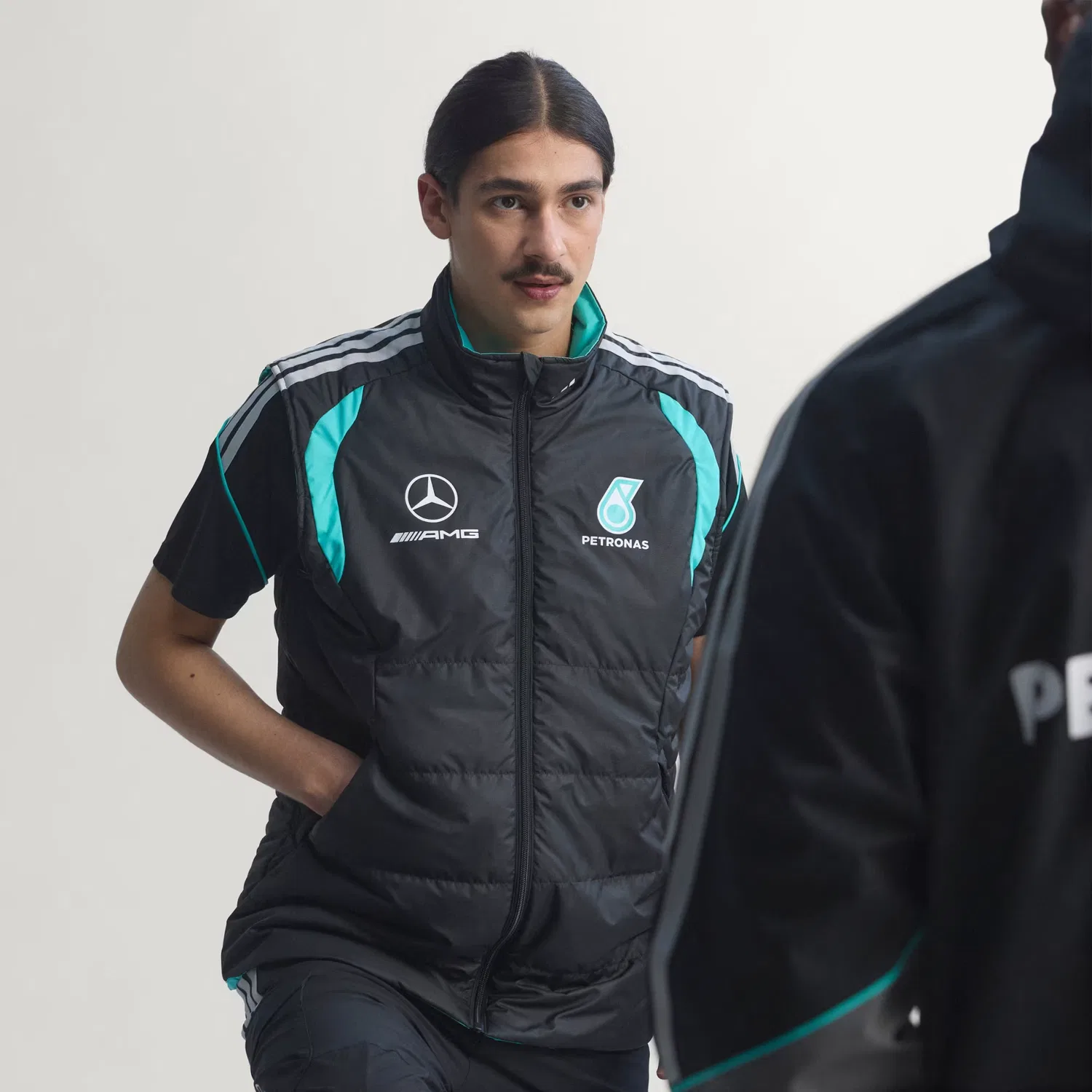 Мужской жилет с зональным утеплителем Mercedes-AMG Petronas Formula 1 Team Mechanics Adidas Performance, черный/серый