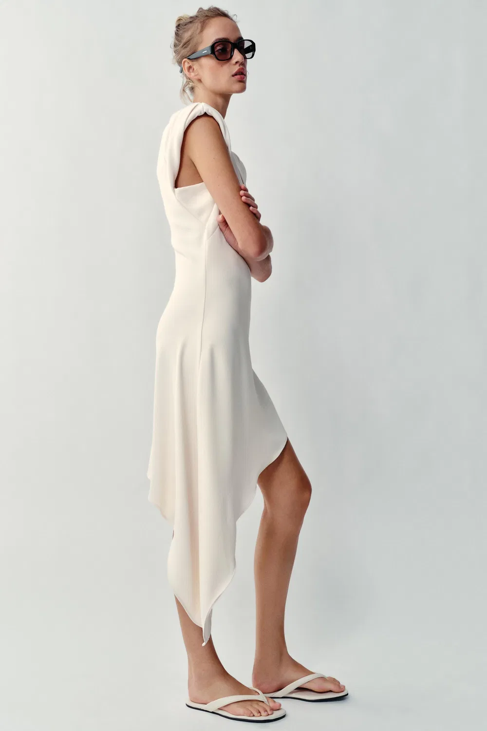 Асимметричное короткое платье с подплечниками ZARA, Ecru — фото 4