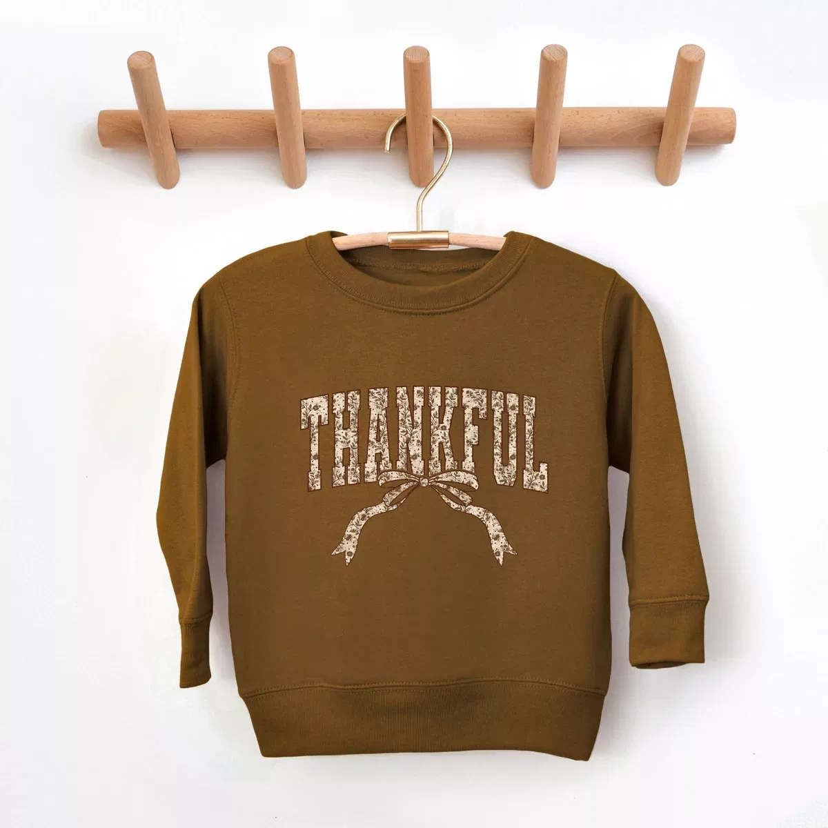 Детский свитшот для девочек с принтом Thankful Floral Coquette The Juniper Shop, Camel — фото 3