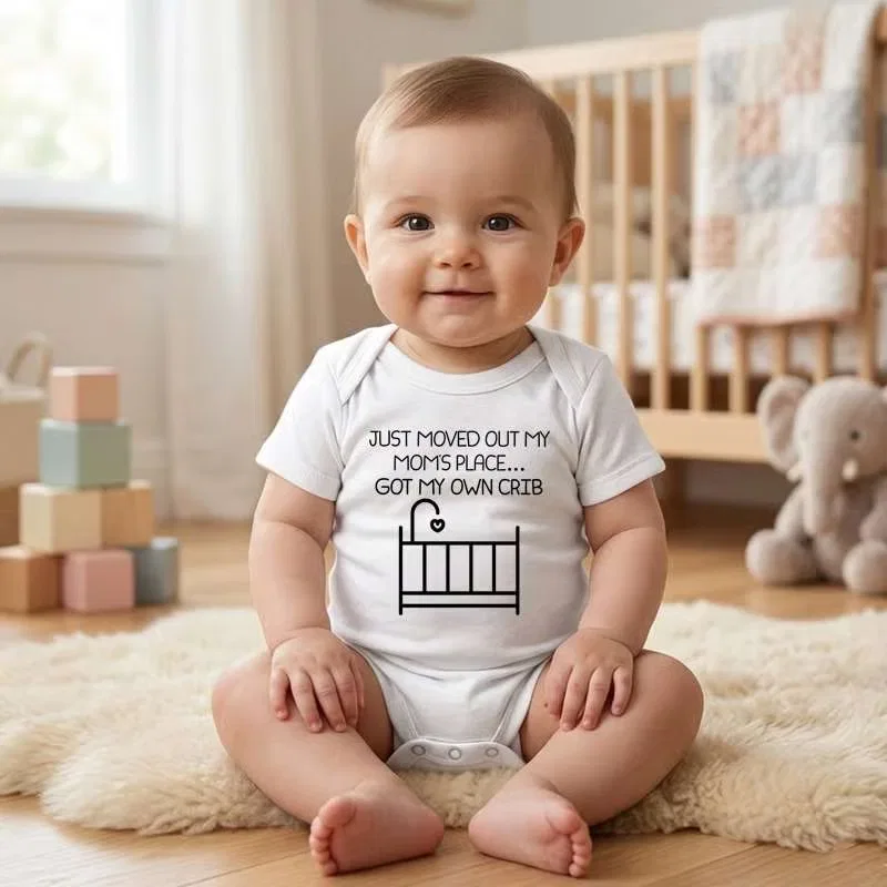 Боди-комбинезон с принтом Just Moved Out My Mom’s Place Matching Family Outfits, белый — фото 2