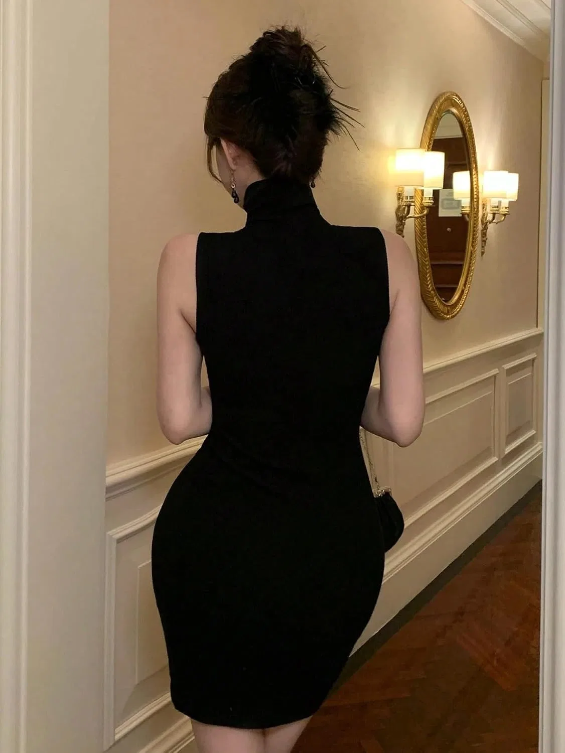 Женское элегантное облегающее мини-платье с высокой горловиной, Black — фото 4