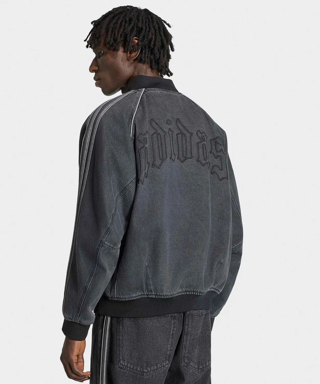 Мужская джинсовая куртка без капюшона с принтом и вышивкой Adidas, Черный — фото 4