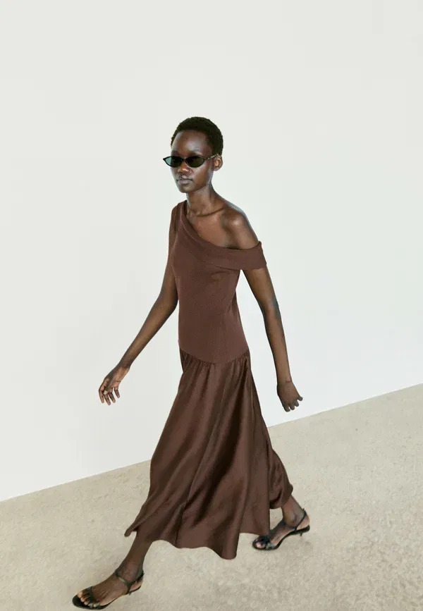 Платье асимметричное One-shoulder midi dress, Massimo Dutti, крапчатый темно-коричневый — фото 4