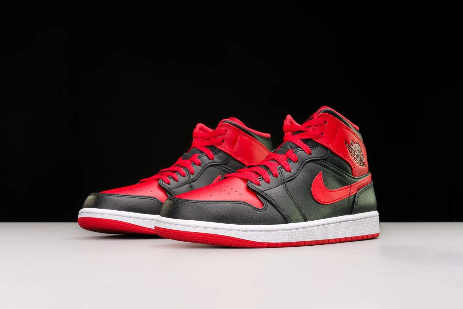 Детские кроссовки для мальчиков кожаные Air Jordan 1 Mid Alternate Bred NIKE, Black Fire Red White — фото 3