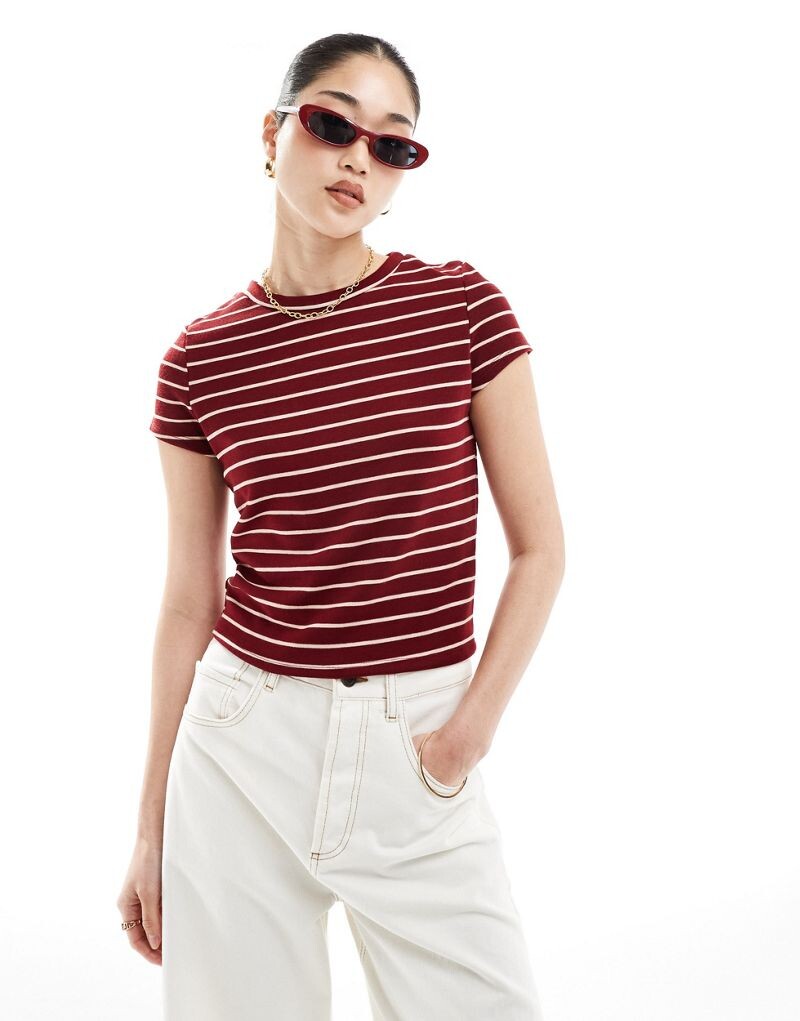 

ASOS DESIGN – облегающая футболка в бордовую полоску