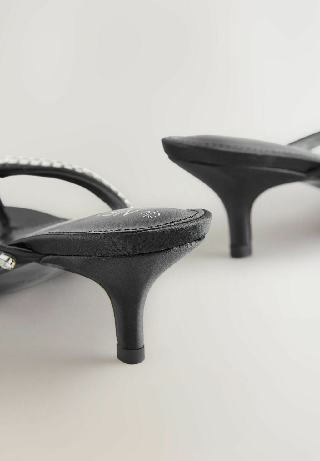 Сандалии с Т-образной застежкой REGULAR FIT - FOREVER COMFORT JEWELLED TOE THONG KITTEN HEELS Next, черный — фото 4