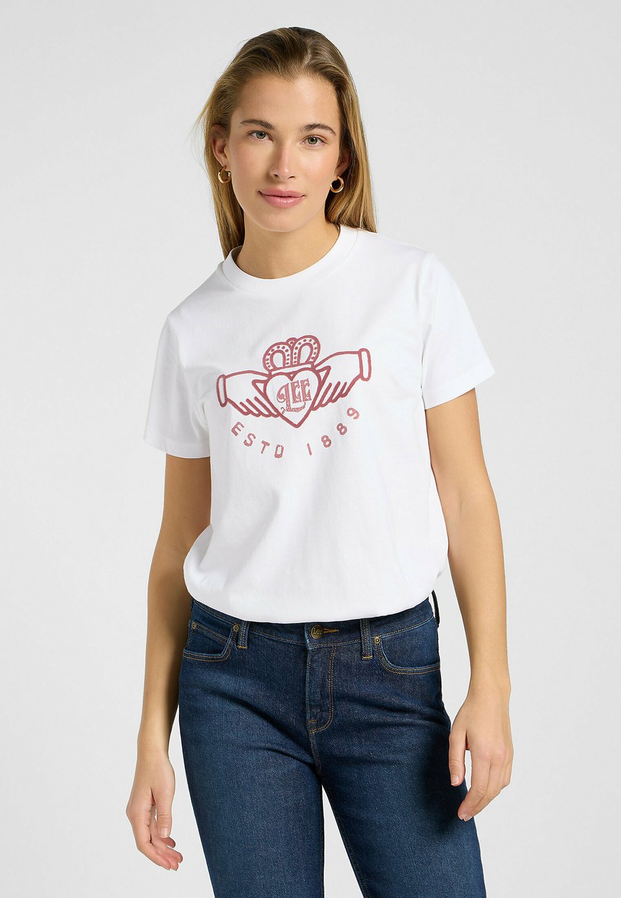 

Футболка Lee SHORT SLEEVE SMALL GRAPHIC RELAXED FIT, Bright White/White, Белый, Футболка Lee SHORT SLEEVE SMALL GRAPHIC RELAXED FIT, Bright White/White