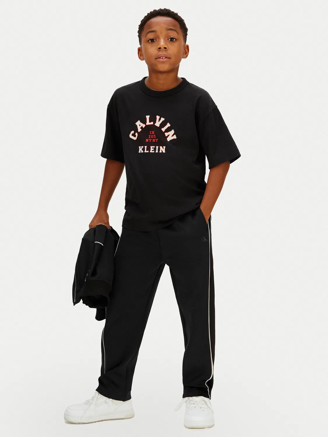 Футболка стандартного кроя для мальчика Varsity Graphic Calvin Klein Jeans, черный — фото 2