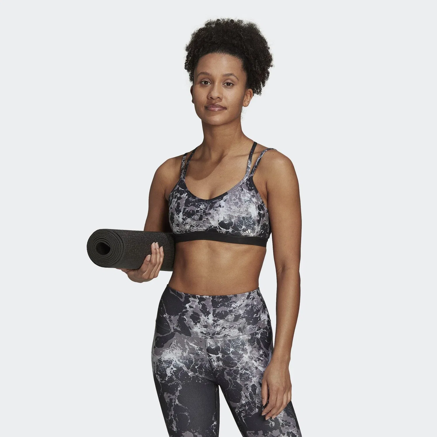 Женский спортивный бюстгальтер с принтом Yoga Essentials Studio Light-Support Adidas, Schwarz