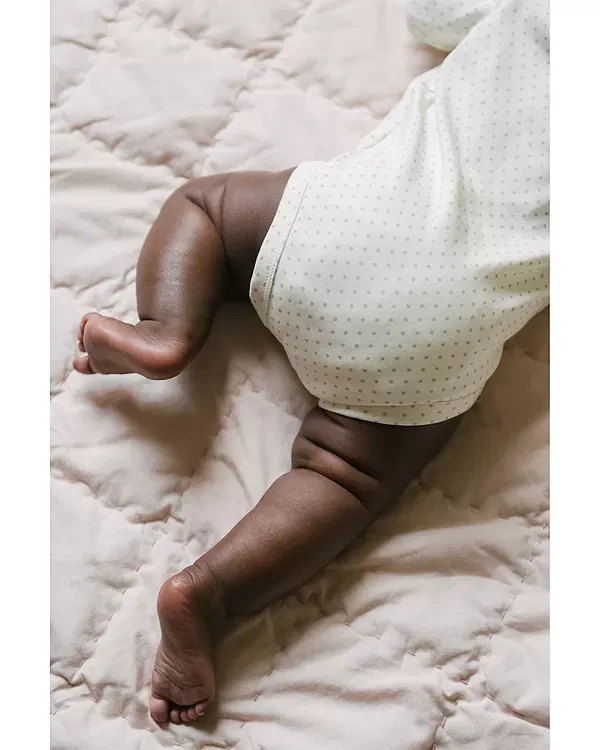 Детский комбинезон-кимоно с принтом Unisex long sleeved printed kimono one piece bodysuit - baby Pehr, Pin Dot Pebble — фото 3
