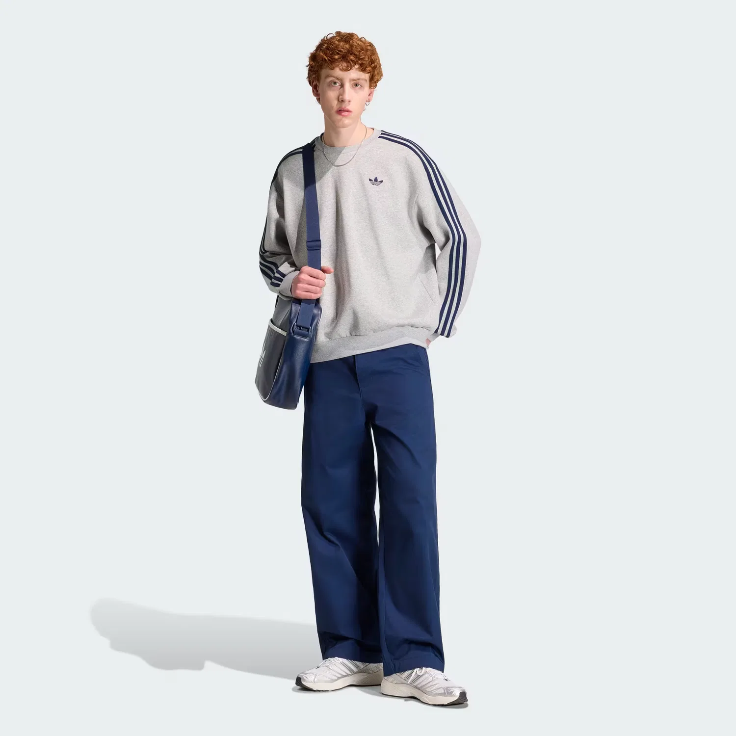 Мужской свитшот оверсайз Adicolor 3-Stripes Adidas Originals, серый меланж/темно-индиго — фото 3