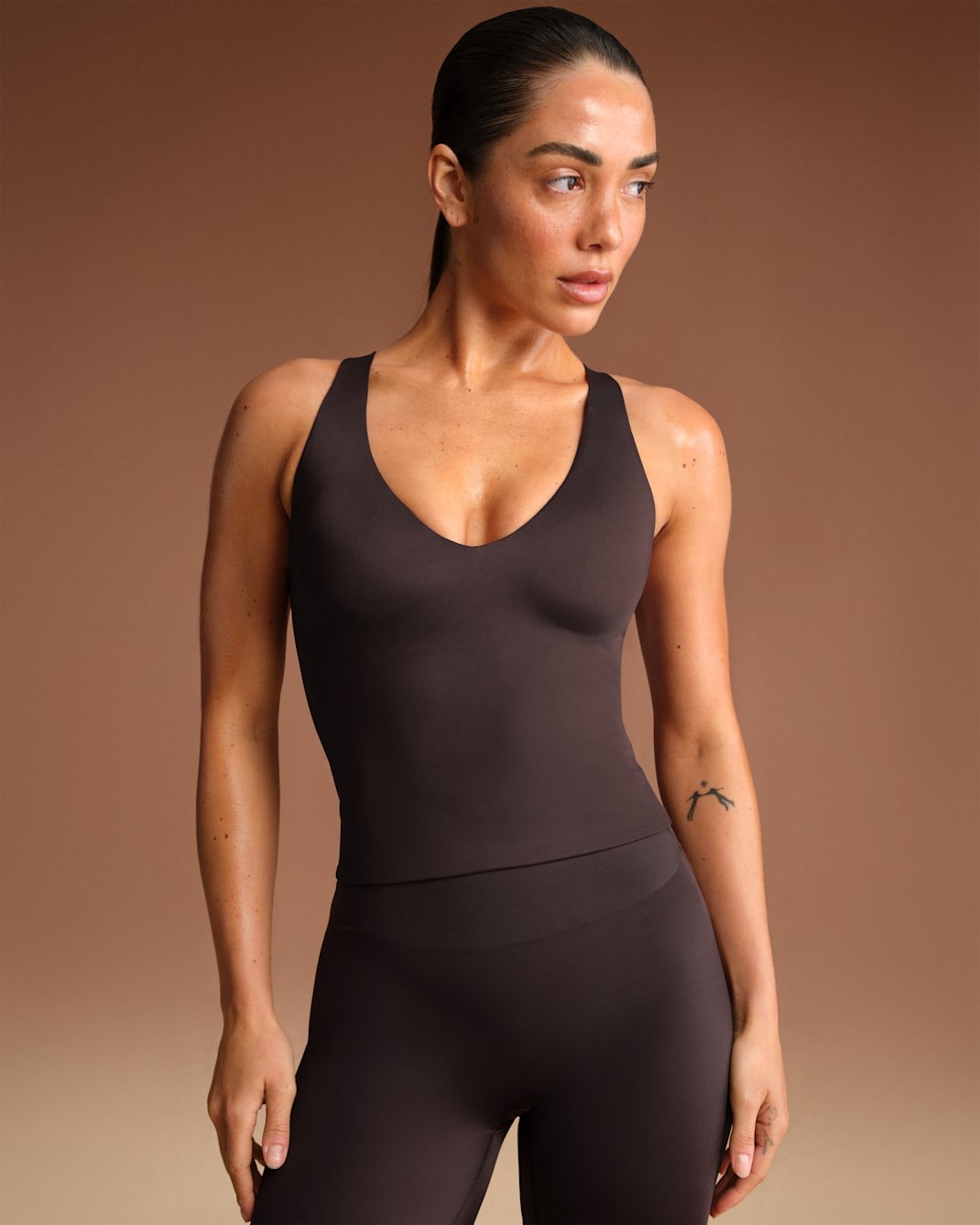 

Топ NikeSKIMS Shine Women's V-Neck Tank, темно-коричневый