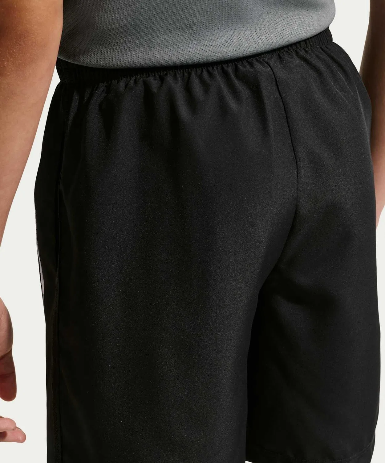 Детские шорты для мальчиков с быстросохнущей технологией Nike Multi Refresh Big Kids' Shorts, Черный — фото 3