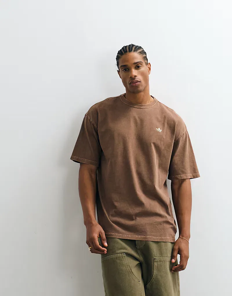 Футболка Adidas Originals Essential свободного кроя, коричневый, с эффектом потертости