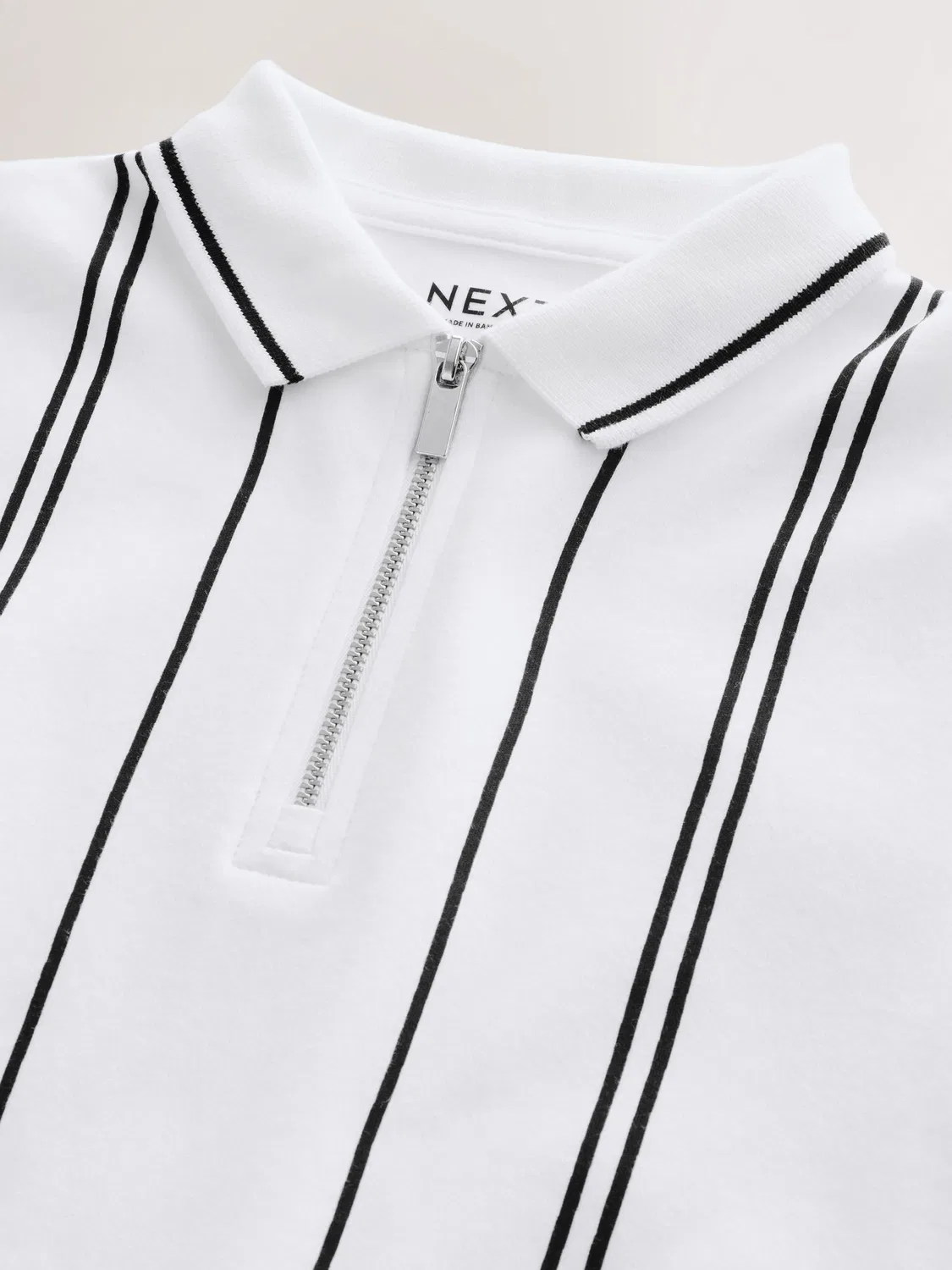 Поло с застежкой-молнией, вертикальная полоска, модель Vertical Stripe Zip Neck Next, белый/черный — фото 3