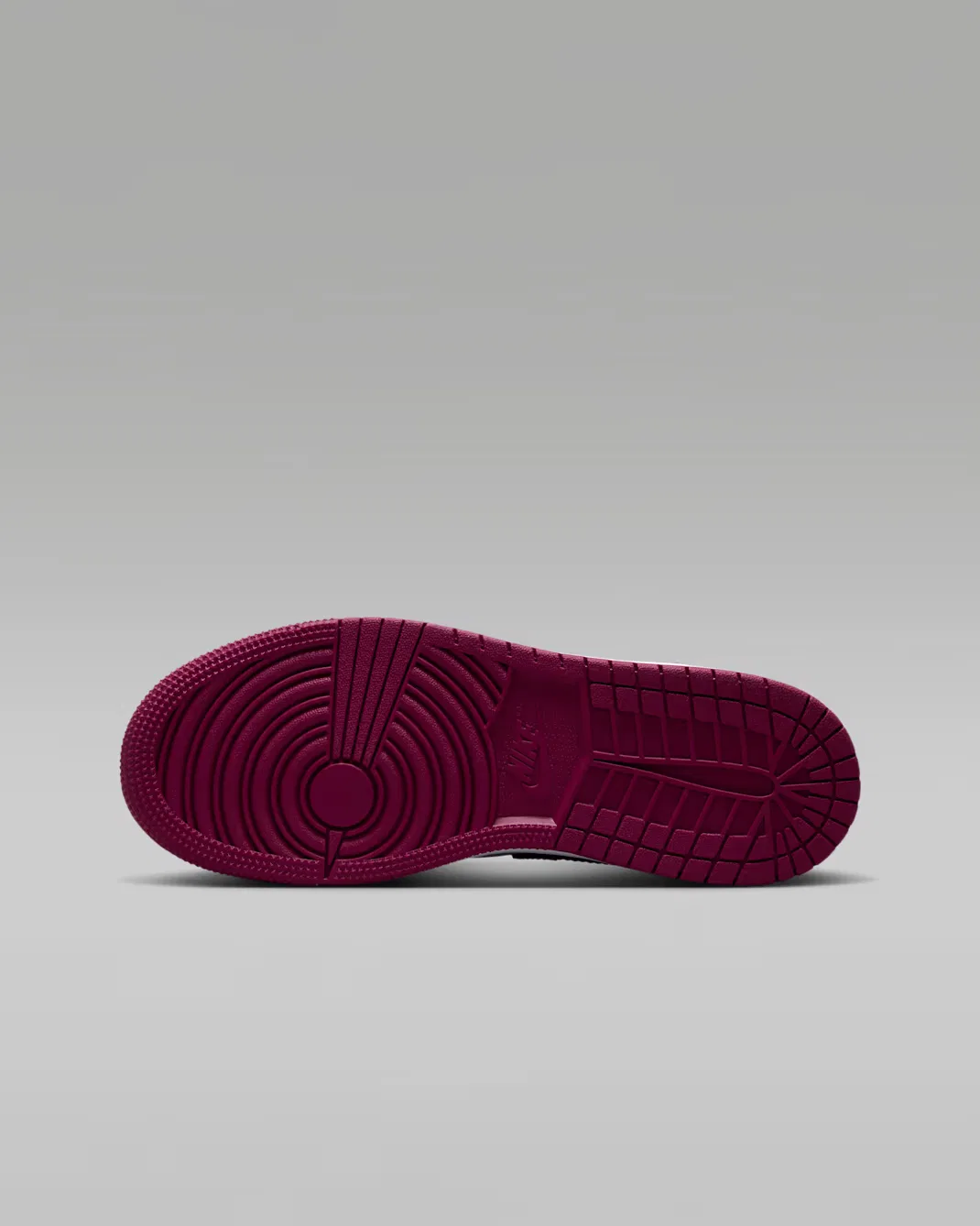 Кроссовки для детей постарше Air Jordan 1 Mid SE, Sweet Beet/Off Noir/White/Desert Pink — фото 2
