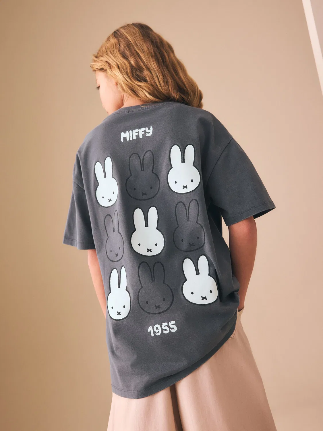 Футболка оверсайз с графическим принтом Miffy Next, угольный