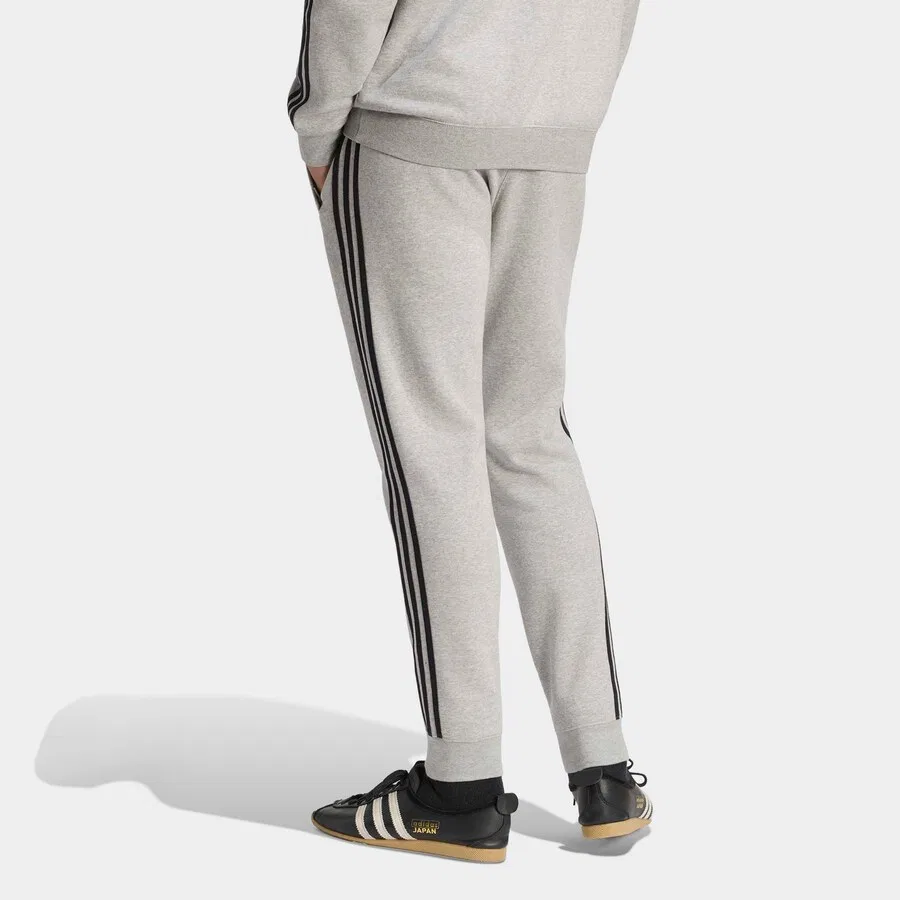 Зауженные брюки ADIDAS ORIGINALS светло-серого цвета