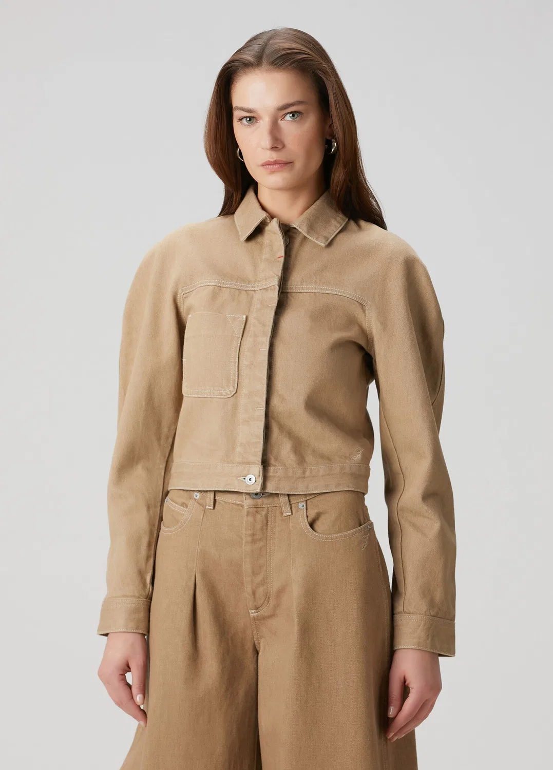 Кроп-джинсовая куртка Jacquemus Ovalo Cargo, bej — фото 3