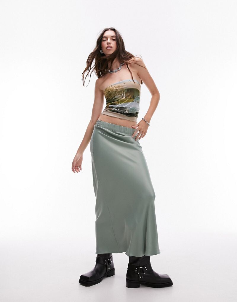 

Topshop — длинная зеленая атласная юбка косого кроя и эластичной талией