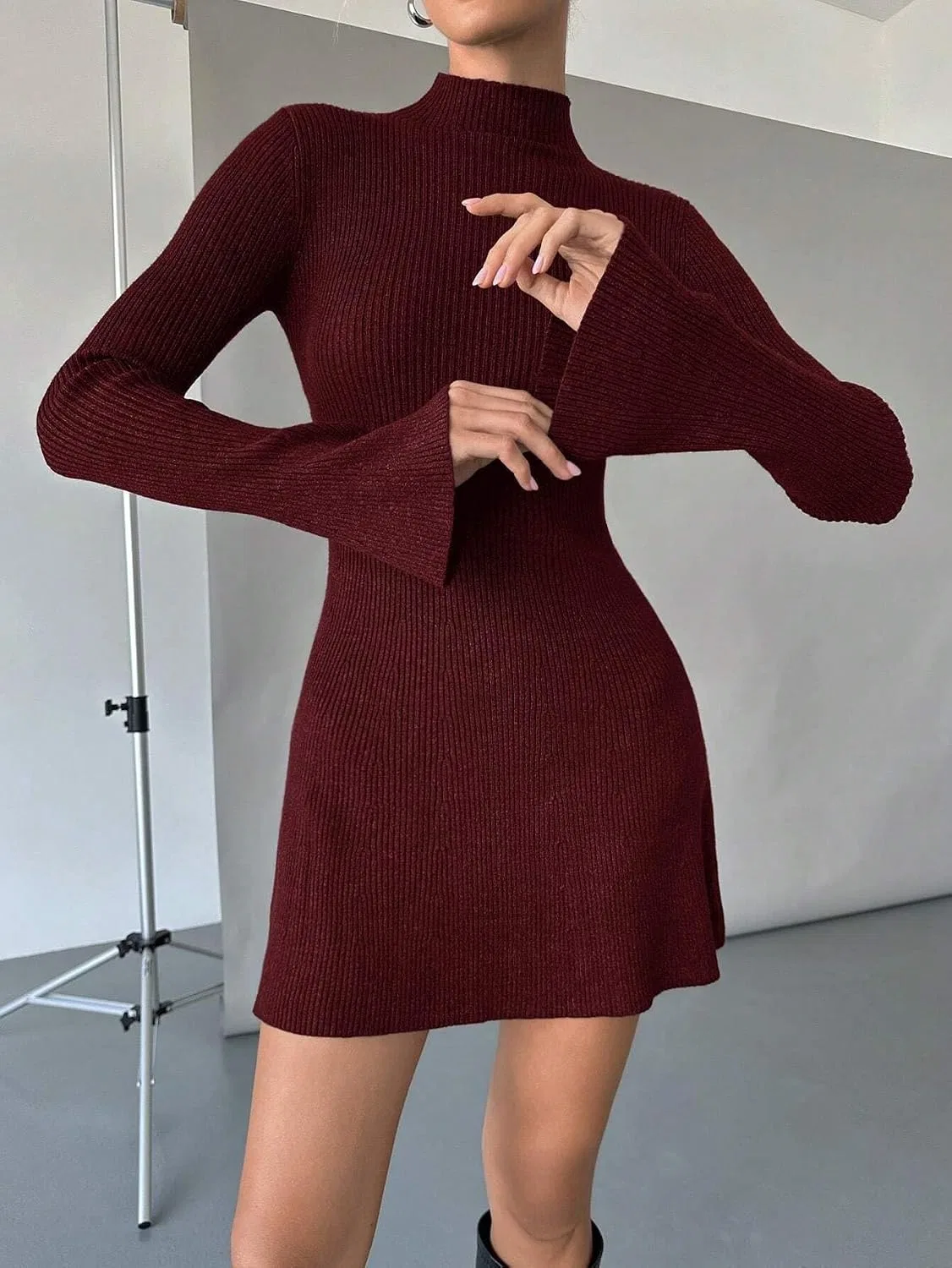 Женское мини-платье из трикотажа с воротником-стойкой, Burgundy — фото 2