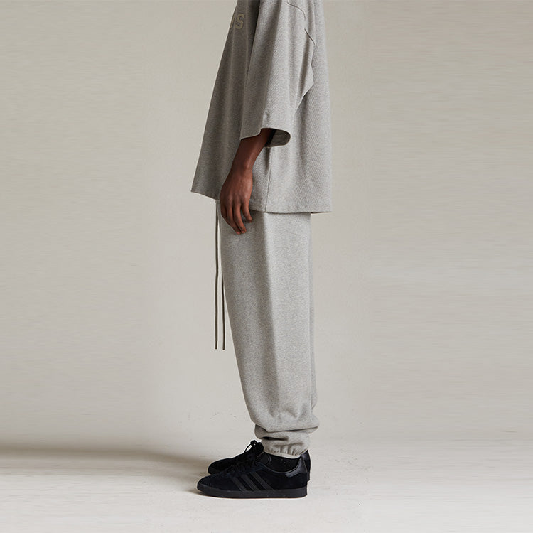 Спортивные брюки Fear of God Essentials Sweatpant 'Dark Heather Oatmeal', серый — фото 4