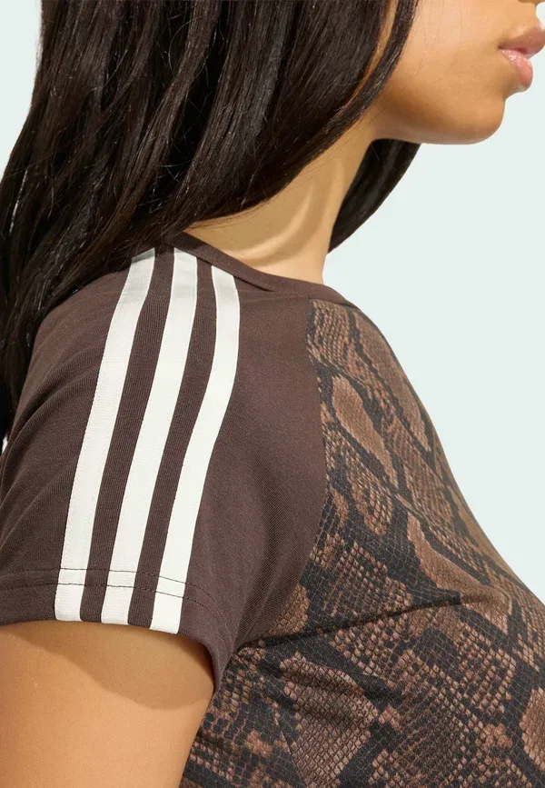 Футболка с принтом под змеиную кожу Adidas Originals — фото 3