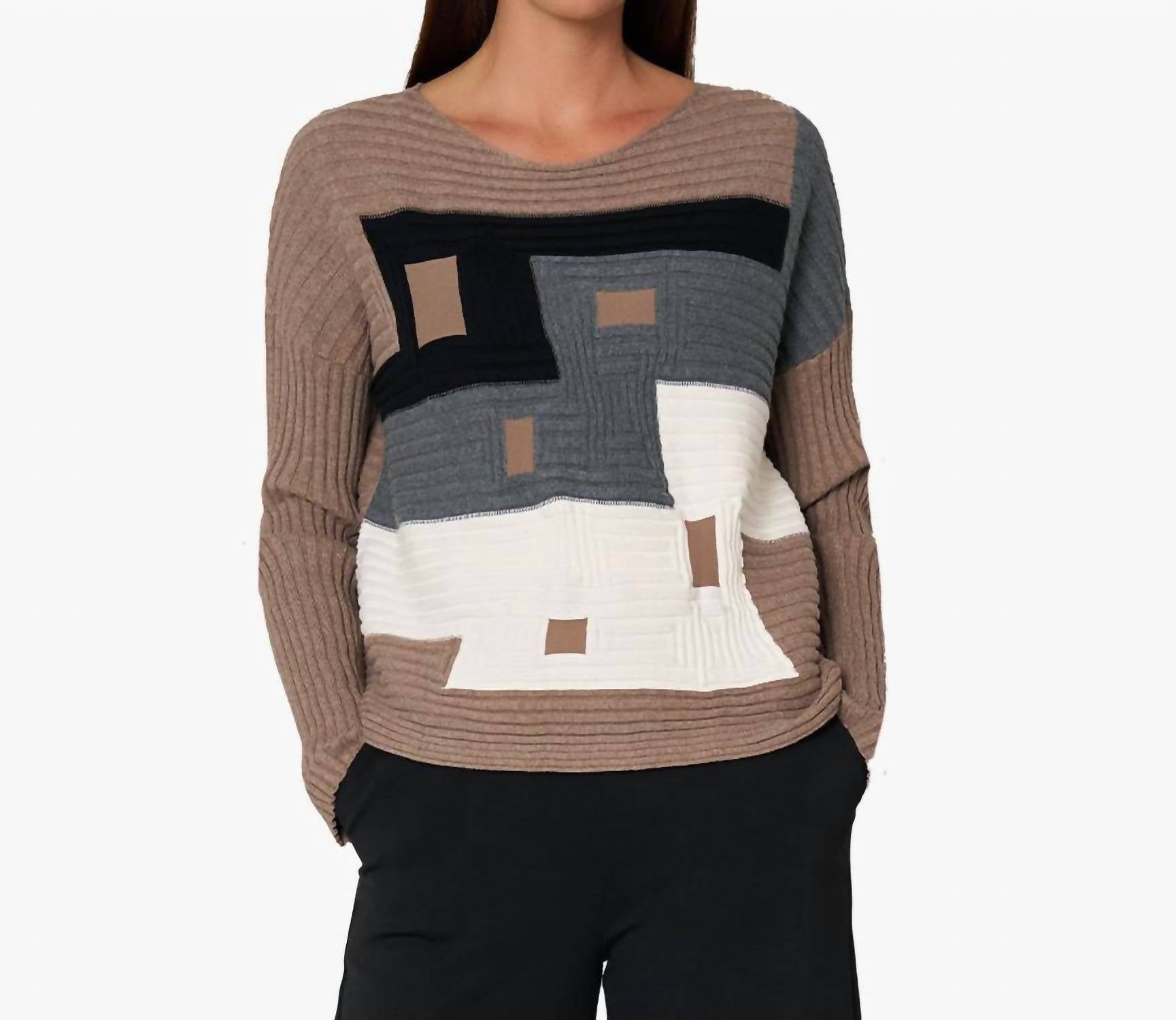 

В центре внимания - свитера в верблюжьем цвете с цветовыми блоками Stella Carakasi, коричневый цветовой блок