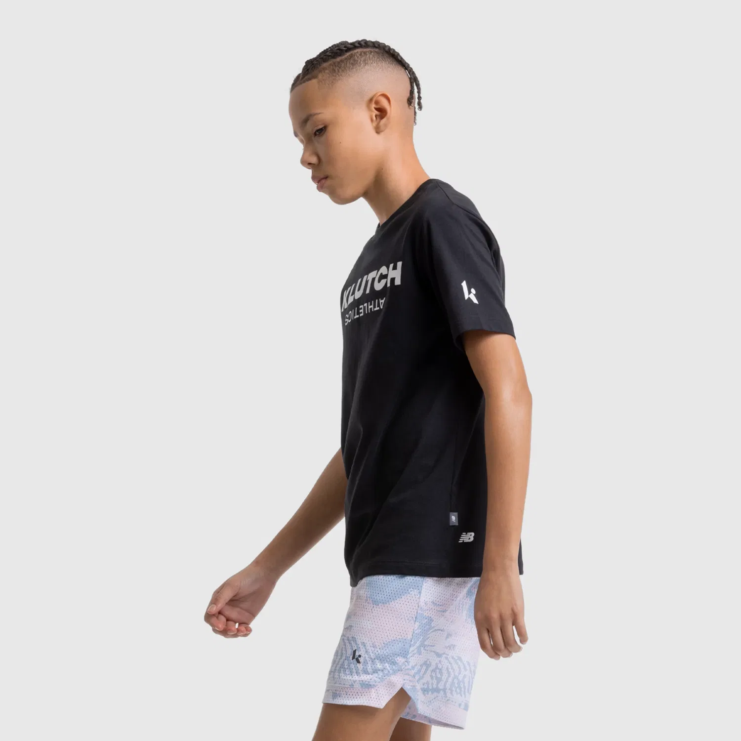 Детская футболка с коротким рукавом с принтом логотипа Klutch Athletics New Balance, Caviar — фото 4