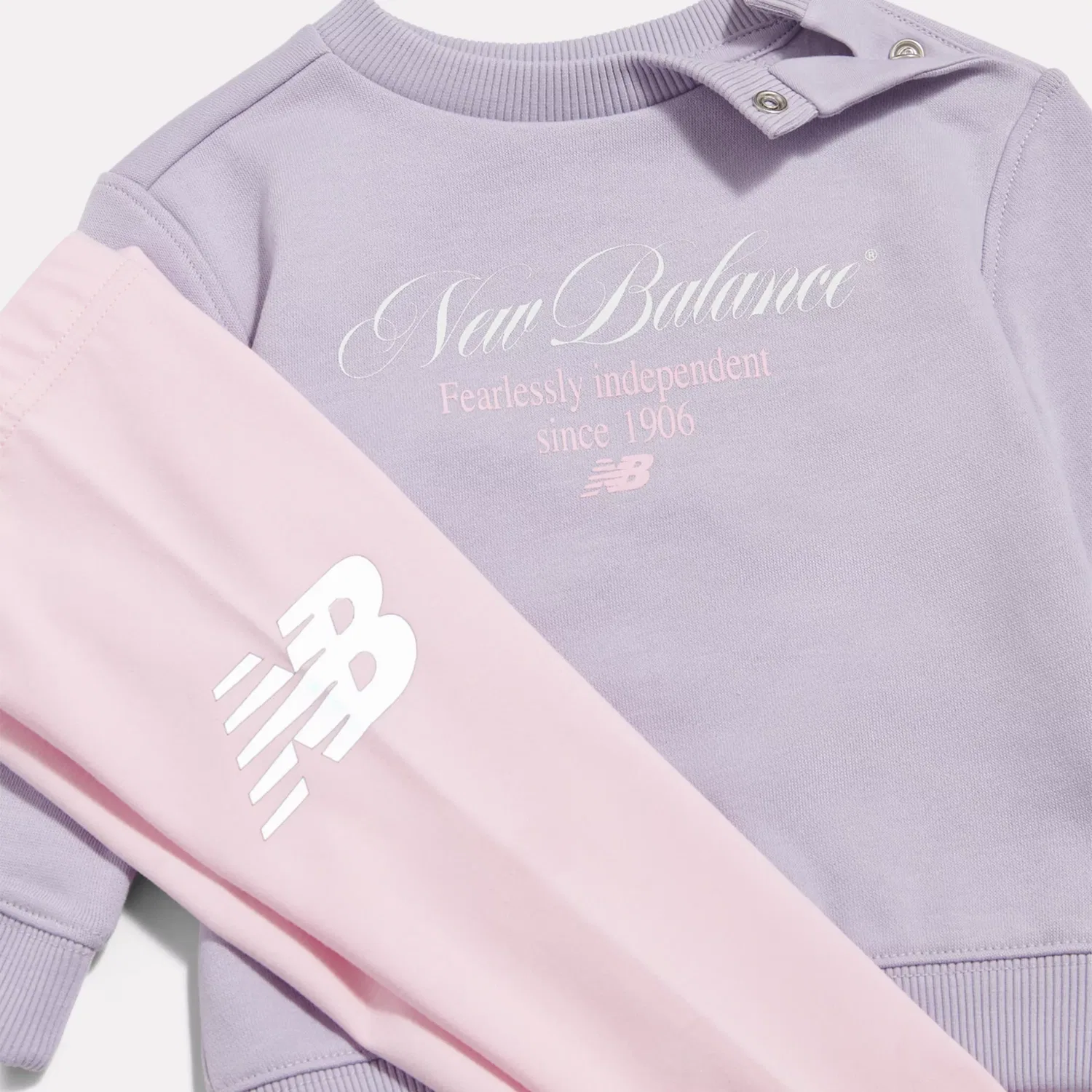 Детский комплект из свитшота и леггинсов с принтом Script Graphic New Balance, Smoked Violet — фото 3