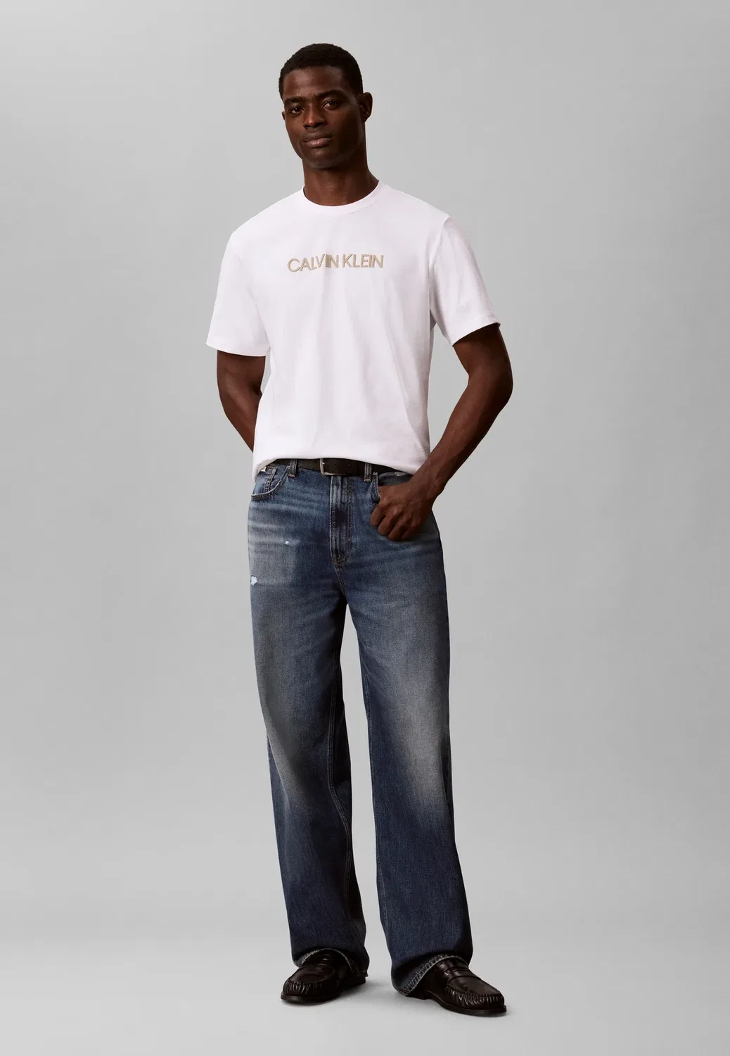 Футболка унисекс с принтом, шрифт Caps Calvin Klein, Bright White — фото 2