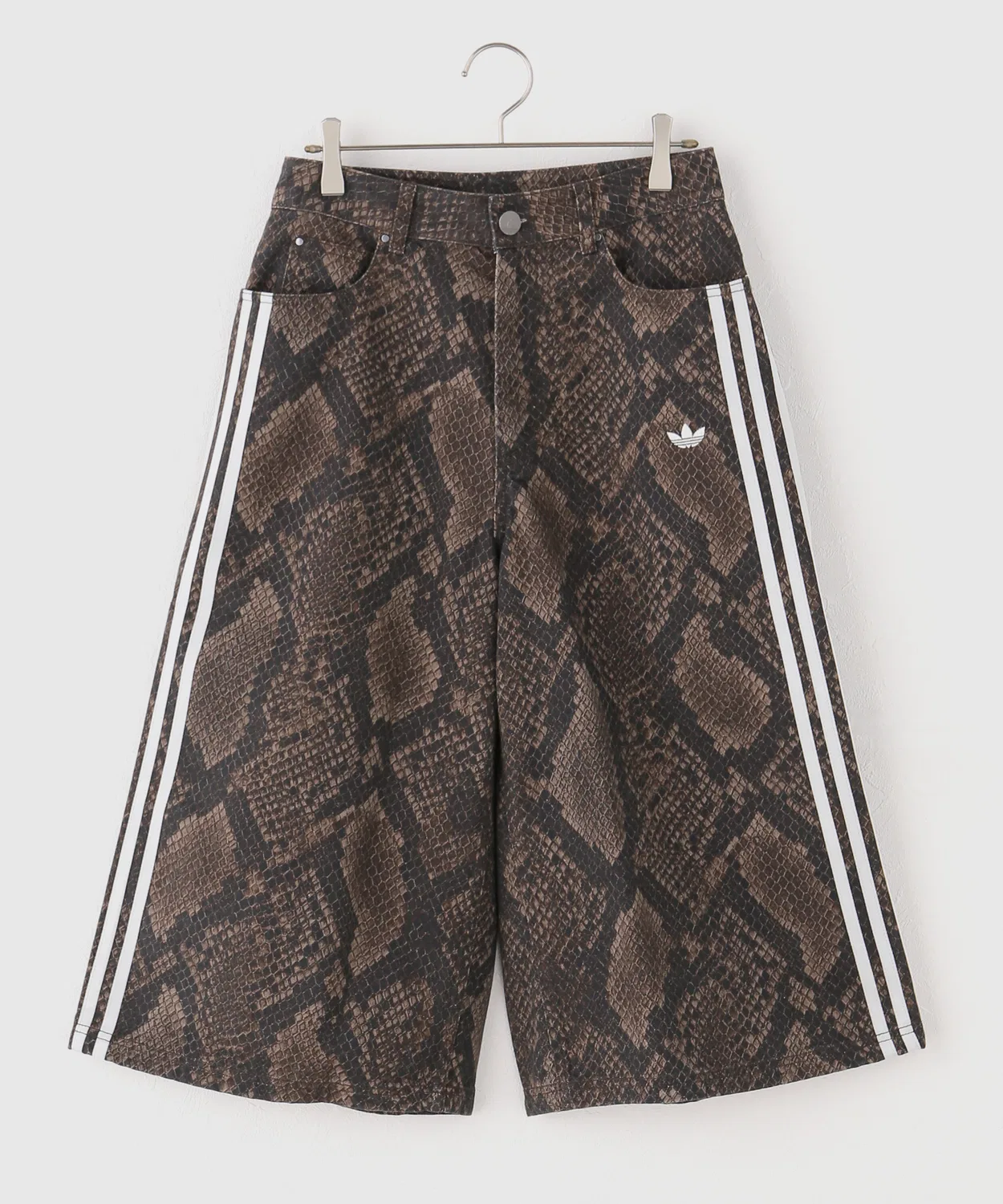 Женские шорты-бермуды с принтом SNAKE PRINT DENIM BERMUDA Adidas Originals, Earth Straight/Aurora Coffee — фото 2