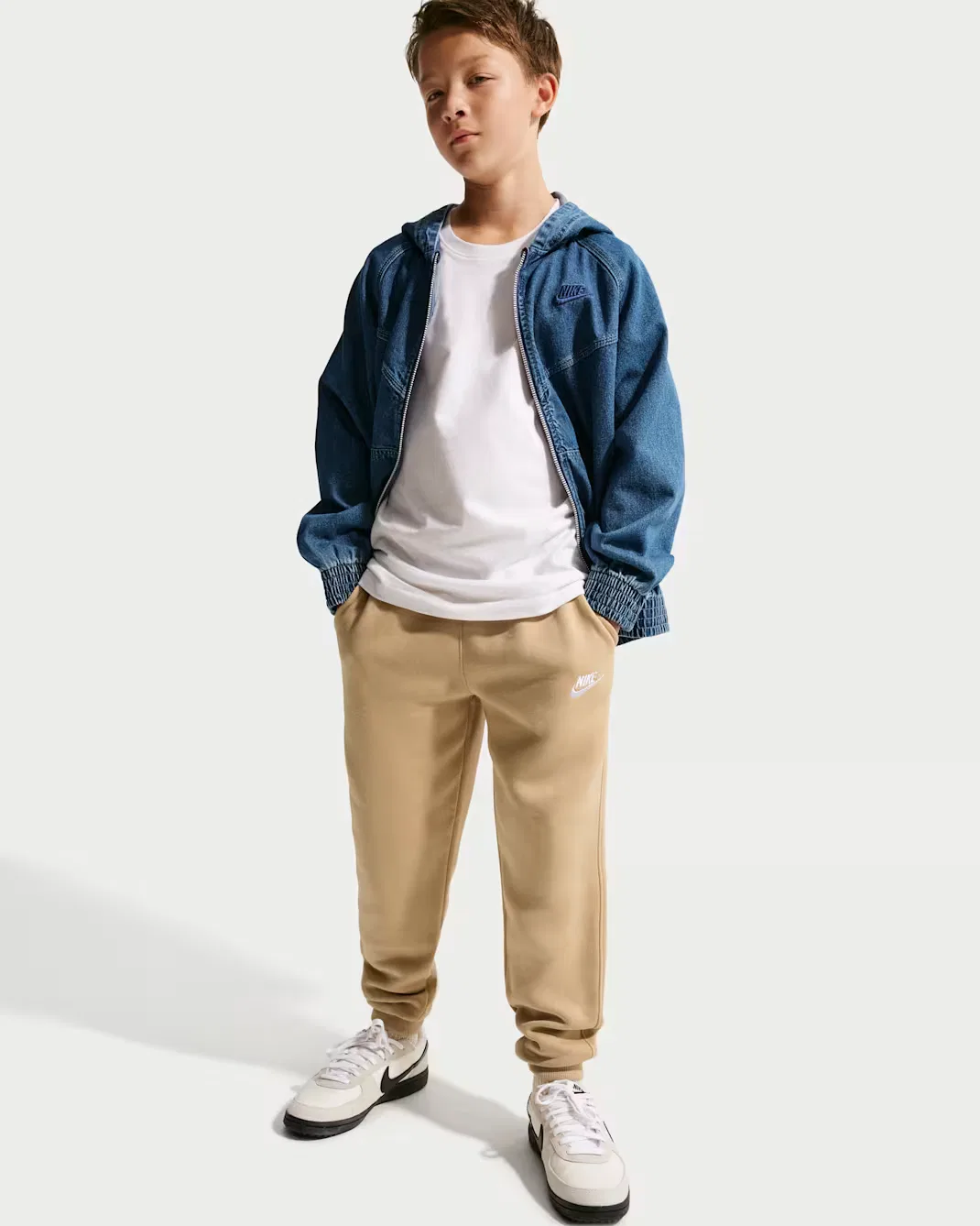Детские спортивные штаны Nike Sportswear Club Fleece, Linen/White — фото 4