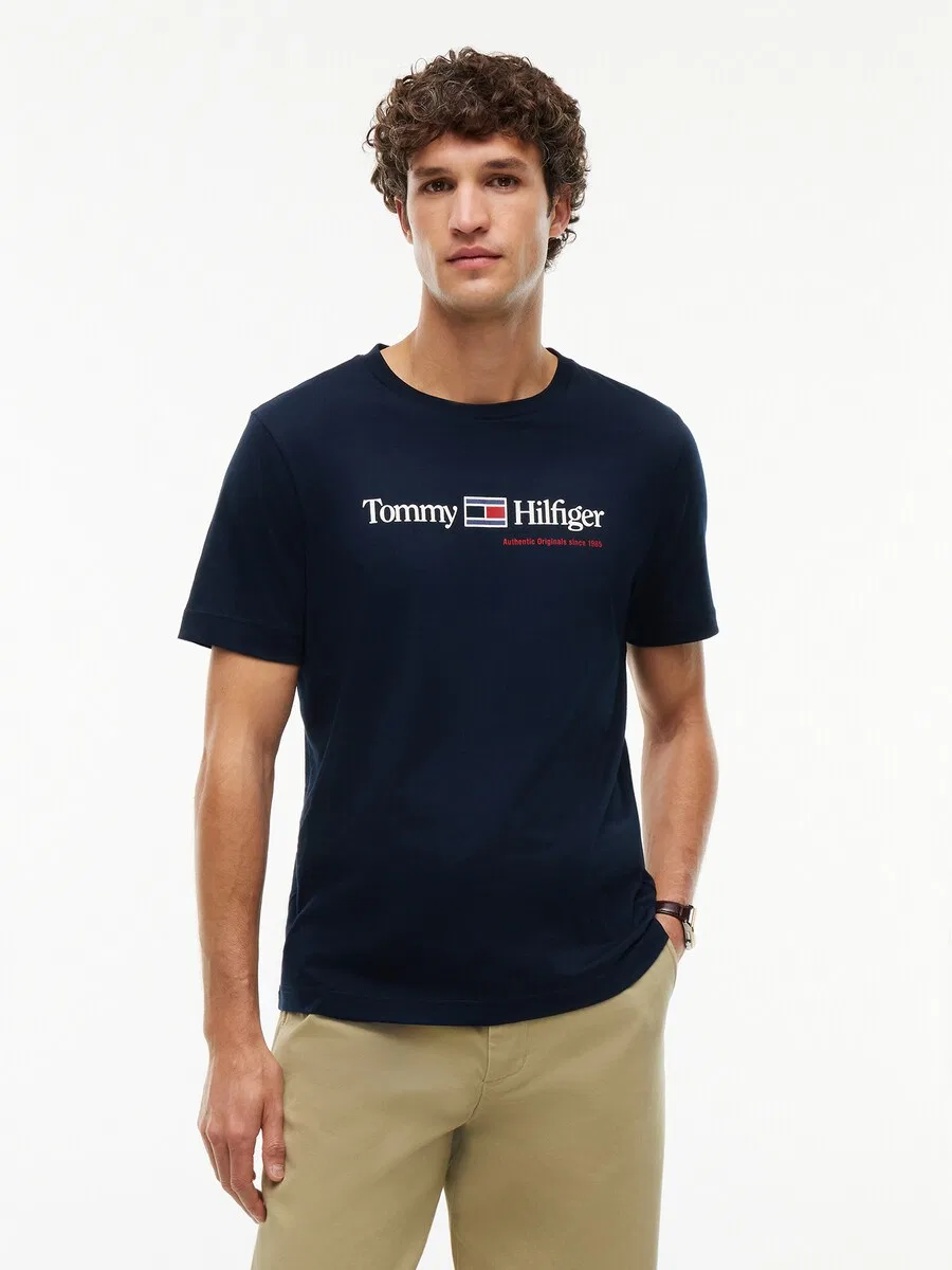 Футболка TOMMY HILFIGER Brand Love в темно-синем цвете — фото 2