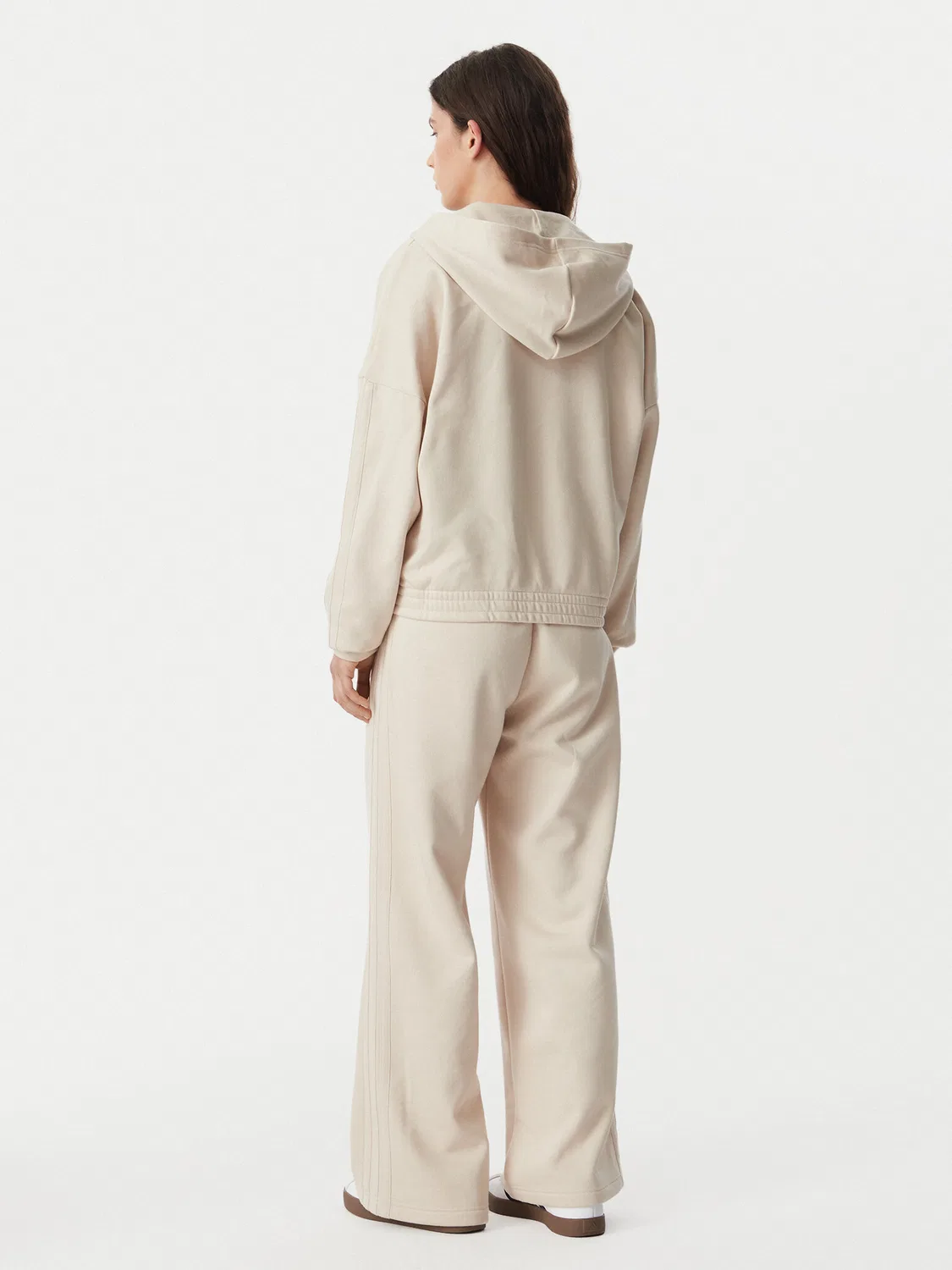 Женский спортивный костюм стандартного кроя Energize Tracksuit Adidas, кремовый — фото 2
