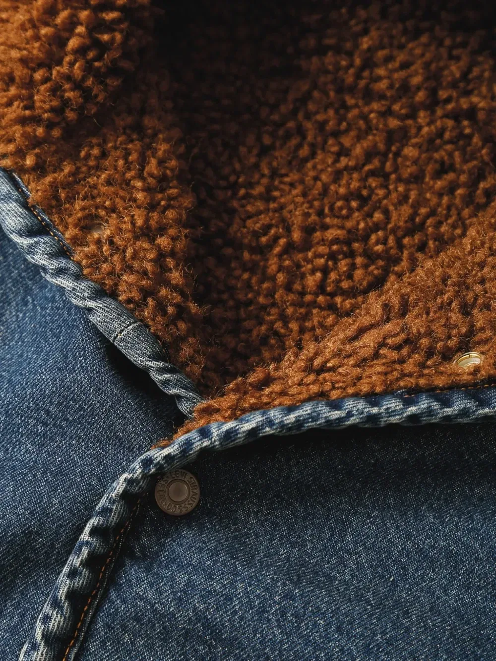 Джинсовая куртка на меху шерпа Levi's, синий — фото 3