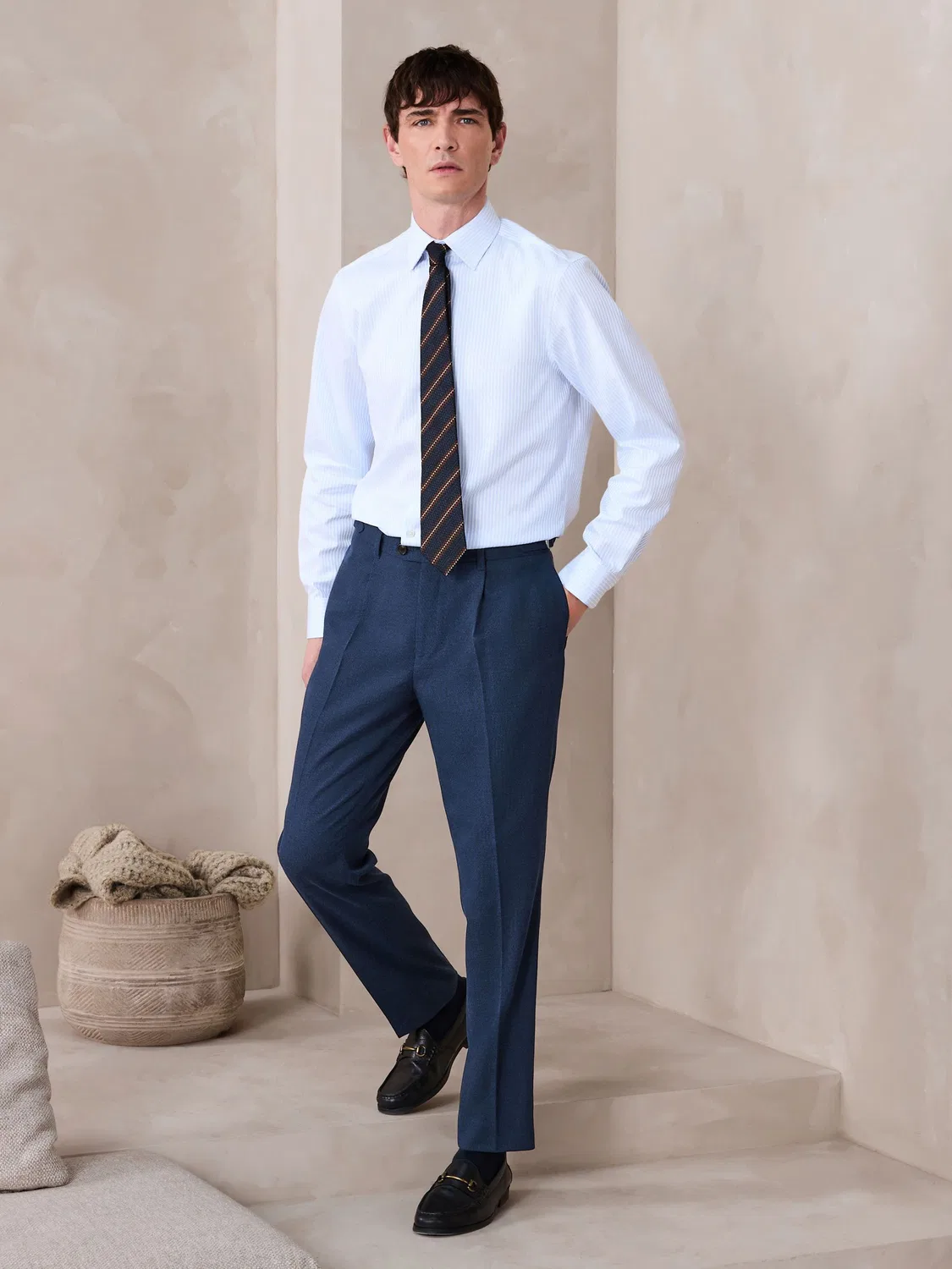 Брюки классические Slim Fit, текстурированная ткань Next, темно-синий — фото 2